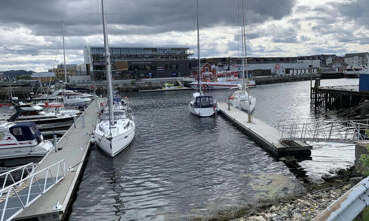 Rørvik Småbåthavn: {"base": "no", "no": "Fine brygger og god dybde.", "se": "Fina bryggor och bra djup.", "en": "Nice piers and good depth.", "da": "Fine broer og god dybde.", "fr": "De bons quais et une bonne profondeur.", "de": "Gute Stege und gute Tiefe.", "es": "Buenos muelles y buena profundidad.", "it": "Ottimi moli e buona profondit\u00e0.", "pt": "Boas docas e boa profundidade.", "nl": "Mooie steigers en goede diepgang.", "pl": "Dobre nabrze\u017ce i odpowiednia g\u0142\u0119boko\u015b\u0107.", "uk": "\u0427\u0443\u0434\u043e\u0432\u0456 \u043f\u0440\u0438\u0447\u0430\u043b\u0438 \u0442\u0430 \u0432\u0435\u043b\u0438\u043a\u0430 \u0433\u043b\u0438\u0431\u0438\u043d\u0430.", "ro": "Pontoane bune \u0219i ad\u00e2ncime potrivit\u0103.", "tr": "G\u00fczel iskeleler ve iyi derinlik.", "el": "\u03a9\u03c1\u03b1\u03af\u03b5\u03c2 \u03b1\u03c0\u03bf\u03b2\u03ac\u03b8\u03c1\u03b5\u03c2 \u03ba\u03b1\u03b9 \u03ba\u03b1\u03bb\u03cc \u03b2\u03ac\u03b8\u03bf\u03c2.", "cs": "P\u011bkn\u00e9 p\u0159\u00edstavi\u0161t\u011b a dobr\u00e1 hloubka.", "hu": "Sz\u00e9p kik\u00f6t\u0151k \u00e9s j\u00f3 m\u00e9lys\u00e9g.", "fi": "Hienot laiturit ja hyv\u00e4 syvyys.", "bg": "\u0414\u043e\u0431\u0440\u0438 \u043a\u0435\u0439\u043e\u0432\u0435 \u0438 \u0434\u043e\u0431\u0440\u0430 \u0434\u044a\u043b\u0431\u043e\u0447\u0438\u043d\u0430.", "sr": "Dobri molovi i dobra dubina.", "et": "Kena kaid ja hea s\u00fcgavus.", "lv": "Labi piest\u0101t\u0146u un laba dzi\u013cuma.", "lt": "Puik\u016bs prieplaukos ir geras gylis."}