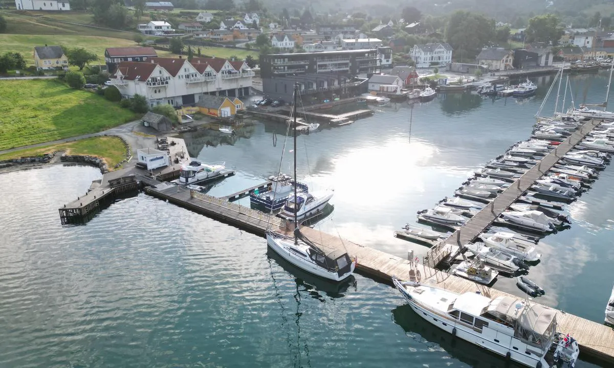 Rosendal Hamn: Servicebygg med dusj og vaskemaskin i kjelleren på det hvite bygget