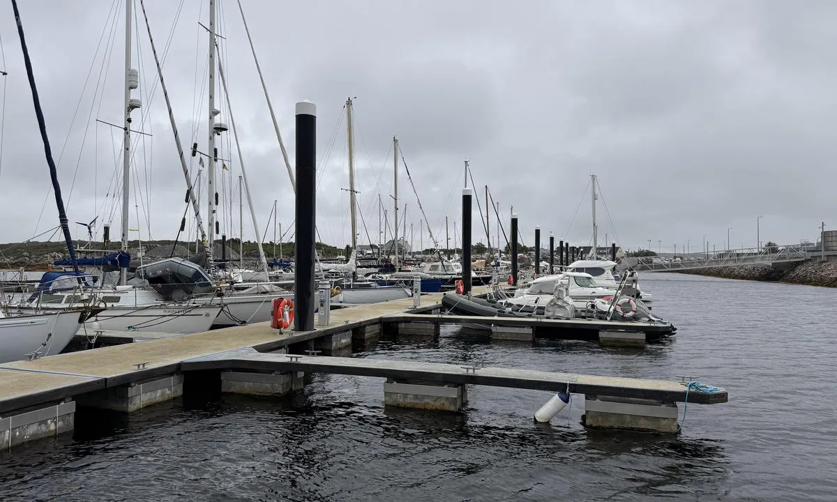 Rossaveel Marina: {"base": "en", "no": "P\u00e5 flytebryggen", "se": "P\u00e5 pontonen", "en": "On the pontoon", "da": "P\u00e5 pontonen", "fr": "Sur le ponton", "de": "Auf dem Ponton", "es": "En el pont\u00f3n", "it": "Sul pontile", "pt": "No pont\u00e3o", "nl": "Op de drijvende steiger", "pl": "Na pontonie", "uk": "\u041d\u0430 \u043f\u043e\u043d\u0442\u043e\u043d\u0456", "ro": "Pe ponton", "tr": "Pontonda", "el": "\u03a3\u03c4\u03b7\u03bd \u03c0\u03bb\u03c9\u03c4\u03ae \u03b5\u03be\u03ad\u03b4\u03c1\u03b1", "cs": "Na pontonu", "hu": "A pontonon", "fi": "Ponttonilla", "bg": "\u041d\u0430 \u043f\u043e\u043d\u0442\u043e\u043d\u0430", "sr": "Na pontonu", "et": "Pontoonil", "lv": "Uz pontona", "lt": "Ant pontono"}