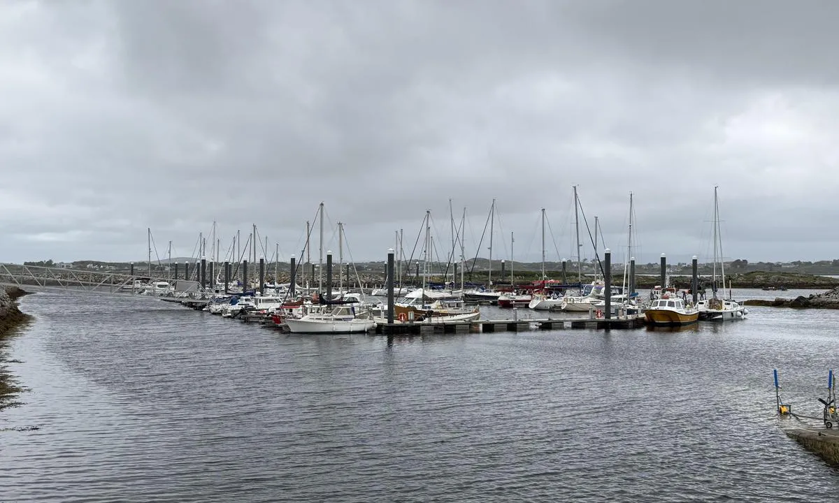 Rossaveel Marina: {"base": "en", "no": "Fra kysten n\u00e6r slippen", "se": "Fr\u00e5n stranden n\u00e4ra sliprampen", "en": "From the shore near slipway", "da": "Fra kysten n\u00e6r sl\u00e6bestedet", "fr": "Depuis le rivage pr\u00e8s de la rampe de mise \u00e0 l'eau", "de": "Von der K\u00fcste in der N\u00e4he der Slipanlage", "es": "Desde la orilla cerca de la rampa", "it": "Dalla riva vicino allo scivolo", "pt": "Da costa perto da rampa de lan\u00e7amento", "nl": "Vanaf de kust nabij de helling", "pl": "Od brzegu w pobli\u017cu pochylni", "uk": "\u0412\u0456\u0434 \u0431\u0435\u0440\u0435\u0433\u0430 \u0431\u0456\u043b\u044f \u0441\u043b\u0438\u043f\u0443", "ro": "De pe \u021b\u0103rm, aproape de rampa de lansare", "tr": "Slip yolunun yak\u0131n\u0131ndaki k\u0131y\u0131dan", "el": "\u0391\u03c0\u03cc \u03c4\u03b7\u03bd \u03b1\u03ba\u03c4\u03ae \u03ba\u03bf\u03bd\u03c4\u03ac \u03c3\u03c4\u03b7\u03bd \u03c1\u03ac\u03bc\u03c0\u03b1 \u03ba\u03b1\u03b8\u03ad\u03bb\u03ba\u03c5\u03c3\u03b7\u03c2", "cs": "Od b\u0159ehu pobl\u00ed\u017e skluzavky", "hu": "A parti r\u00e1mpa k\u00f6zel\u00e9b\u0151l", "fi": "Rannasta l\u00e4hell\u00e4 laskuluiskaa", "bg": "\u041e\u0442 \u0431\u0440\u0435\u0433\u0430 \u0431\u043b\u0438\u0437\u043e \u0434\u043e \u0441\u043f\u0443\u0441\u043a\u0430\u0442\u0435\u043b\u043d\u0430\u0442\u0430 \u0440\u0430\u043c\u043f\u0430", "sr": "Od obale blizu spu\u0161tali\u0161ta za \u010damce", "et": "Rannast l\u00e4hedal slipway'le", "lv": "No krasta pie slipveja", "lt": "Nuo kranto prie slipway"}