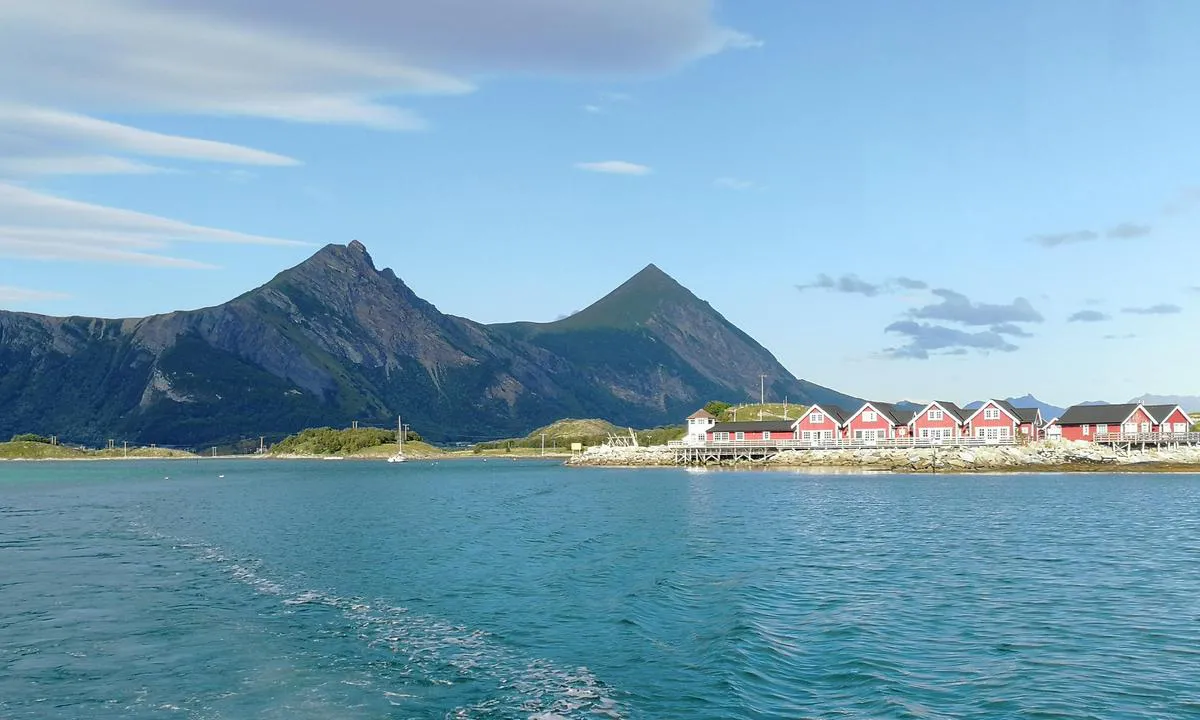 På tur ut fra Røssøya gjestehavn. Engeløya i bakgrunnen.