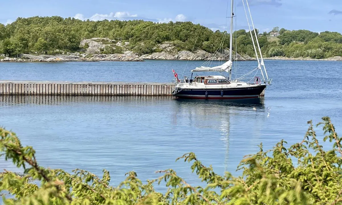 Rossøysundet: {"base": "no", "no": "Ei \u00f8y for meg selv. Helt unikt.", "se": "En \u00f6 f\u00f6r mig sj\u00e4lv. Helt unikt.", "en": "An island for myself. Completely unique.", "da": "En \u00f8 for mig selv. Helt unikt.", "fr": "Une \u00eele pour moi tout seul. Tout \u00e0 fait unique.", "de": "Eine Insel f\u00fcr mich allein. Ganz einzigartig.", "es": "Una isla para m\u00ed solo. Totalmente \u00fanico.", "it": "Un'isola tutta per me. Assolutamente unico.", "pt": "Uma ilha s\u00f3 para mim. Totalmente \u00fanica.", "nl": "Een eiland voor mezelf. Helemaal uniek.", "pl": "Wyspa tylko dla mnie. Ca\u0142kowicie wyj\u0105tkowe.", "uk": "\u041e\u0441\u0442\u0440\u0456\u0432 \u043b\u0438\u0448\u0435 \u0434\u043b\u044f \u043c\u0435\u043d\u0435. \u0410\u0431\u0441\u043e\u043b\u044e\u0442\u043d\u043e \u0443\u043d\u0456\u043a\u0430\u043b\u044c\u043d\u043e.", "ro": "O insul\u0103 pentru mine. Complet unic.", "tr": "Kendime ait bir ada. Tamamen benzersiz.", "el": "\u0388\u03bd\u03b1 \u03bd\u03b7\u03c3\u03af \u03b3\u03b9\u03b1 \u03bc\u03ad\u03bd\u03b1 \u03bc\u03cc\u03bd\u03bf. \u0391\u03c0\u03bf\u03bb\u03cd\u03c4\u03c9\u03c2 \u03bc\u03bf\u03bd\u03b1\u03b4\u03b9\u03ba\u03cc.", "cs": "Ostrov pro sebe. Naprosto jedine\u010dn\u00e9.", "hu": "Egy sziget csak nekem. Teljesen egyedi.", "fi": "Ei saari minulle itselleni. T\u00e4ysin ainutlaatuinen.", "bg": "\u041e\u0441\u0442\u0440\u043e\u0432 \u0437\u0430 \u043c\u0435\u043d \u0441\u0430\u043c\u0438\u044f. \u041d\u0430\u043f\u044a\u043b\u043d\u043e \u0443\u043d\u0438\u043a\u0430\u043b\u043d\u043e.", "sr": "Ostrvo za mene samog. Potpuno jedinstveno.", "et": "Minu enda saar. T\u00e4iesti ainulaadne.", "lv": "Sala tikai man pa\u0161am. Piln\u012bgi unik\u0101la.", "lt": "Sala man vienam. Visi\u0161kai unikali."}
