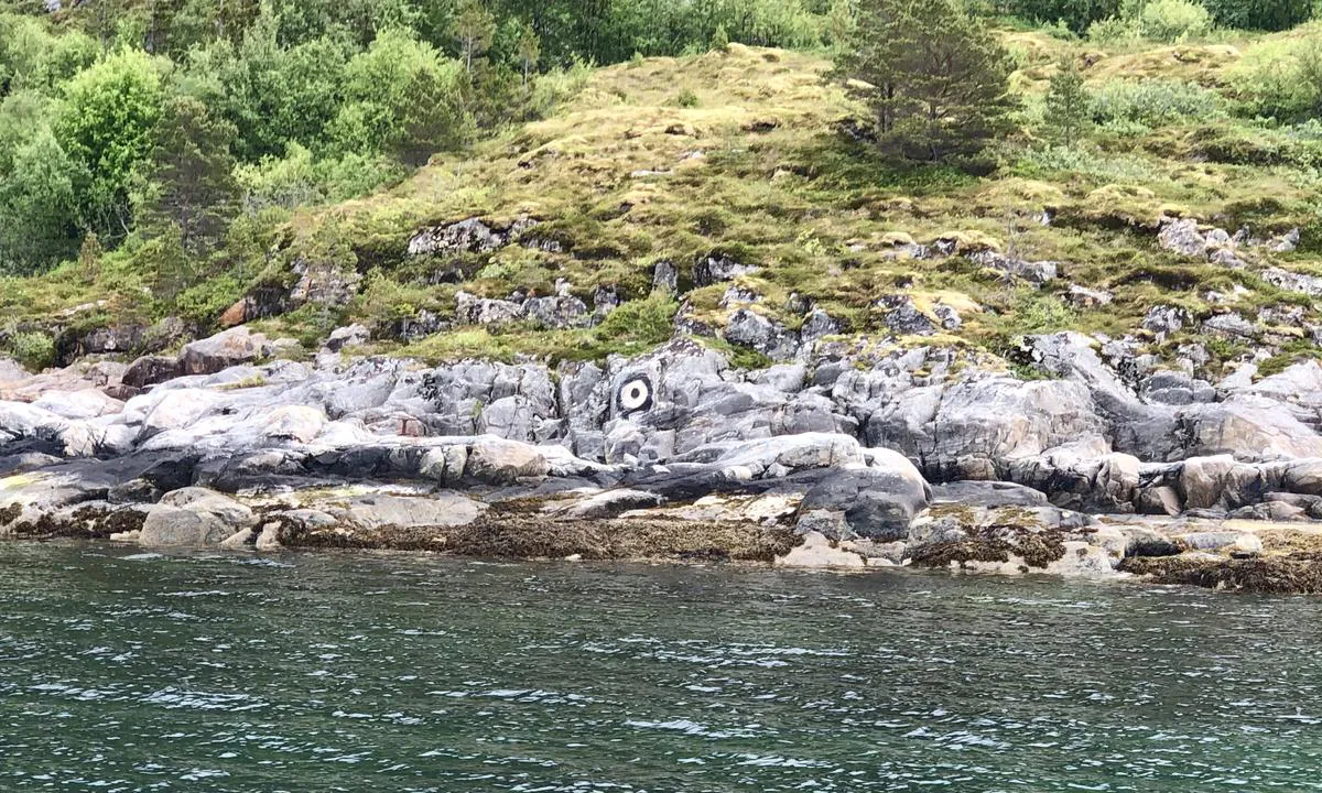 Øst i Rossvika er det godt markert hvor du finner bolt å fortøye i på land.