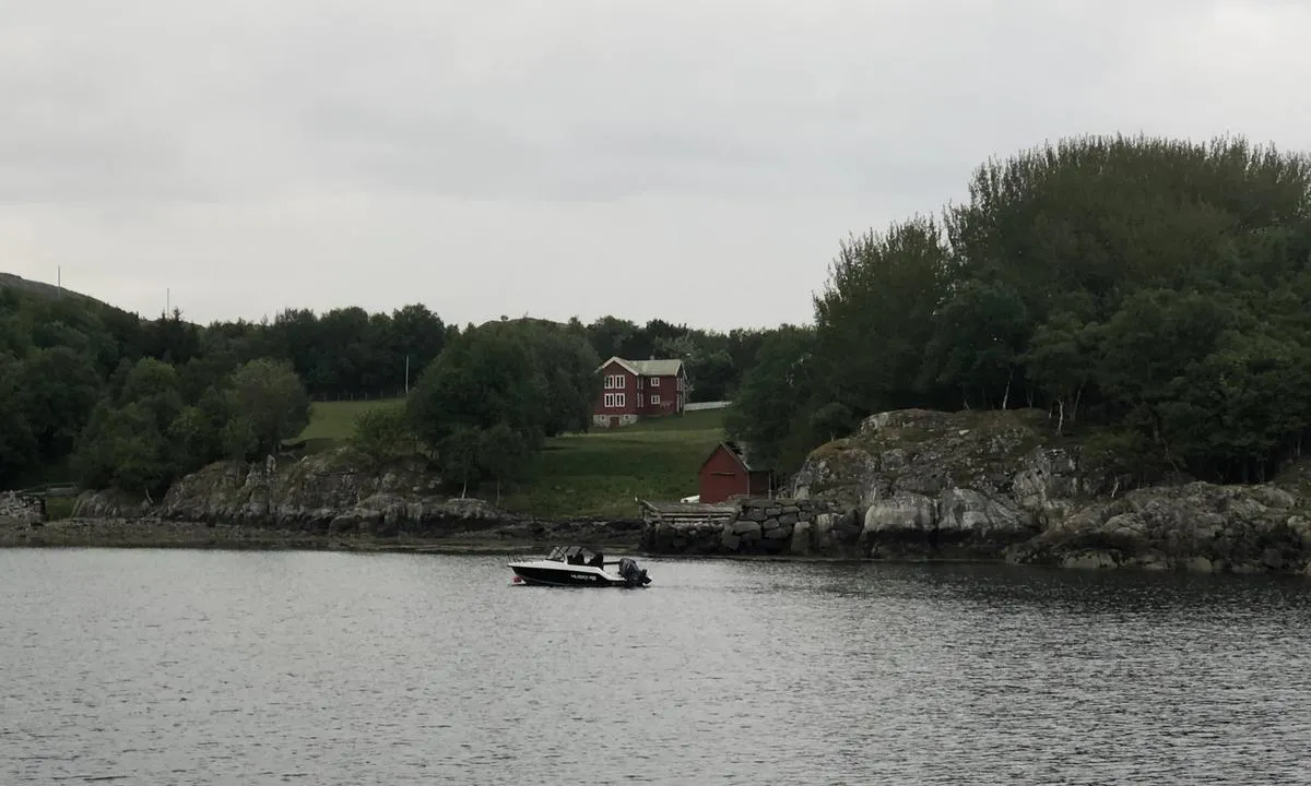 I sørenden av Rossvika ligger det en bondegård med nydelige åkre som omkranser vika.