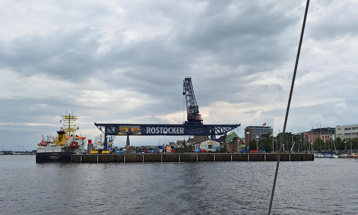Rostocker Segelverein Citybootshafen e.V.: {"base": "en", "no": "Havnen ligger p\u00e5 h\u00f8yre side.", "se": "Hamnen ligger p\u00e5 styrbord sidan.", "en": "The harbour is at the right side.", "da": "Havnen ligger p\u00e5 h\u00f8jre side.", "fr": "Le port se trouve du c\u00f4t\u00e9 droit.", "de": "Der Hafen befindet sich auf der rechten Seite.", "es": "El puerto est\u00e1 a la derecha.", "it": "Il porto si trova sulla destra.", "pt": "O porto fica do lado direito.", "nl": "De haven bevindt zich aan stuurboordzijde.", "pl": "Port znajduje si\u0119 po prawej stronie.", "uk": "\u0413\u0430\u0432\u0430\u043d\u044c \u0437\u043d\u0430\u0445\u043e\u0434\u0438\u0442\u044c\u0441\u044f \u043f\u0440\u0430\u0432\u043e\u0440\u0443\u0447.", "ro": "Portul este pe partea dreapt\u0103.", "tr": "Liman sa\u011f taraftad\u0131r.", "el": "\u03a4\u03bf \u03bb\u03b9\u03bc\u03ac\u03bd\u03b9 \u03b2\u03c1\u03af\u03c3\u03ba\u03b5\u03c4\u03b1\u03b9 \u03c3\u03c4\u03b7 \u03b4\u03b5\u03be\u03b9\u03ac \u03c0\u03bb\u03b5\u03c5\u03c1\u03ac.", "cs": "P\u0159\u00edstav je na prav\u00e9 stran\u011b.", "hu": "A kik\u00f6t\u0151 a jobb oldalon tal\u00e1lhat\u00f3.", "fi": "Satama sijaitsee oikealla puolella.", "bg": "\u041f\u0440\u0438\u0441\u0442\u0430\u043d\u0438\u0449\u0435\u0442\u043e \u0435 \u043e\u0442 \u0434\u044f\u0441\u043d\u0430\u0442\u0430 \u0441\u0442\u0440\u0430\u043d\u0430.", "sr": "Luka je na desnoj strani.", "et": "Sadam asub paremal pool.", "lv": "Osta atrodas labaj\u0101 pus\u0113.", "lt": "Uostas yra de\u0161in\u0117je pus\u0117je."}