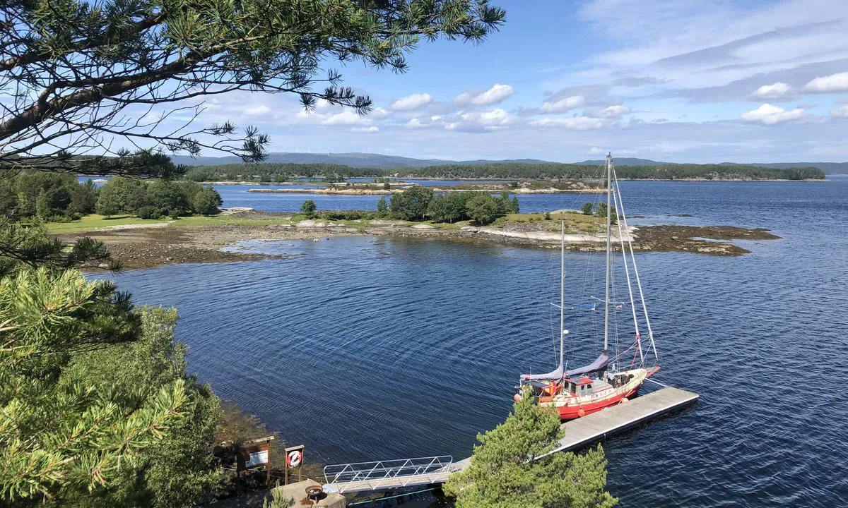 Røstøya: {"base": "de", "no": "5 meter vanndybde ved bryggen. Veldig fint sted.", "se": "5 meter vattendjup vid bryggan. Mycket vacker plats.", "en": "5 meters water depth at the dock. Very nice place.", "da": "5 meter vanddybde ved broen. Meget smuk plads.", "fr": "5 m\u00e8tres de profondeur d'eau au ponton. Tr\u00e8s bel endroit.", "de": "5 Meter Wassertiefe am Steg. Sehr sch\u00f6ner Platz.", "es": "Profundidad del agua de 5 metros en el muelle. Lugar muy bonito.", "it": "5 metri di profondit\u00e0 dell'acqua al pontile. Posto molto bello.", "pt": "5 metros de profundidade de \u00e1gua no cais. Lugar muito bonito.", "nl": "5 meter waterdiepte bij de steiger. Zeer mooie plek.", "pl": "5 metr\u00f3w g\u0142\u0119boko\u015bci wody przy pomo\u015bcie. Bardzo \u0142adne miejsce.", "uk": "\u0413\u043b\u0438\u0431\u0438\u043d\u0430 \u0432\u043e\u0434\u0438 5 \u043c\u0435\u0442\u0440\u0456\u0432 \u0431\u0456\u043b\u044f \u043f\u0440\u0438\u0447\u0430\u043b\u0443. \u0414\u0443\u0436\u0435 \u0433\u0430\u0440\u043d\u0435 \u043c\u0456\u0441\u0446\u0435.", "ro": "Ad\u00e2ncime de 5 metri la ponton. Loc foarte frumos.", "tr": "\u0130skelenin derinli\u011fi 5 metredir. \u00c7ok g\u00fczel bir yer.", "el": "\u0392\u03ac\u03b8\u03bf\u03c2 \u03bd\u03b5\u03c1\u03bf\u03cd 5 \u03bc\u03ad\u03c4\u03c1\u03c9\u03bd \u03c3\u03c4\u03bf\u03bd \u03c0\u03c1\u03bf\u03b2\u03bb\u03ae\u03c4\u03b1. \u03a0\u03bf\u03bb\u03cd \u03cc\u03bc\u03bf\u03c1\u03c6\u03bf \u03bc\u03ad\u03c1\u03bf\u03c2.", "cs": "Hloubka vody u mola 5 metr\u016f. Velmi p\u011bkn\u00e9 m\u00edsto.", "hu": "5 m\u00e9ter v\u00edzm\u00e9lys\u00e9g a m\u00f3l\u00f3n\u00e1l. Nagyon sz\u00e9p hely.", "fi": "5 metrin syvyys laiturin vieress\u00e4. Eritt\u00e4in kaunis paikka.", "bg": "5 \u043c\u0435\u0442\u0440\u0430 \u0434\u044a\u043b\u0431\u043e\u0447\u0438\u043d\u0430 \u043d\u0430 \u0432\u043e\u0434\u0430\u0442\u0430 \u0434\u043e \u043a\u0435\u044f. \u041c\u043d\u043e\u0433\u043e \u043a\u0440\u0430\u0441\u0438\u0432\u043e \u043c\u044f\u0441\u0442\u043e.", "sr": "Dubina vode 5 metara na molu. Vrlo lepo mesto.", "et": "5 meetrit vees\u00fcgavust kai \u00e4\u00e4res. V\u00e4ga kaunis koht.", "lv": "5 metru dzi\u013cums pie piest\u0101tnes. \u013boti skaista vieta.", "lt": "5 metr\u0173 vandens gylis prie tilto. Labai gra\u017ei vieta."}