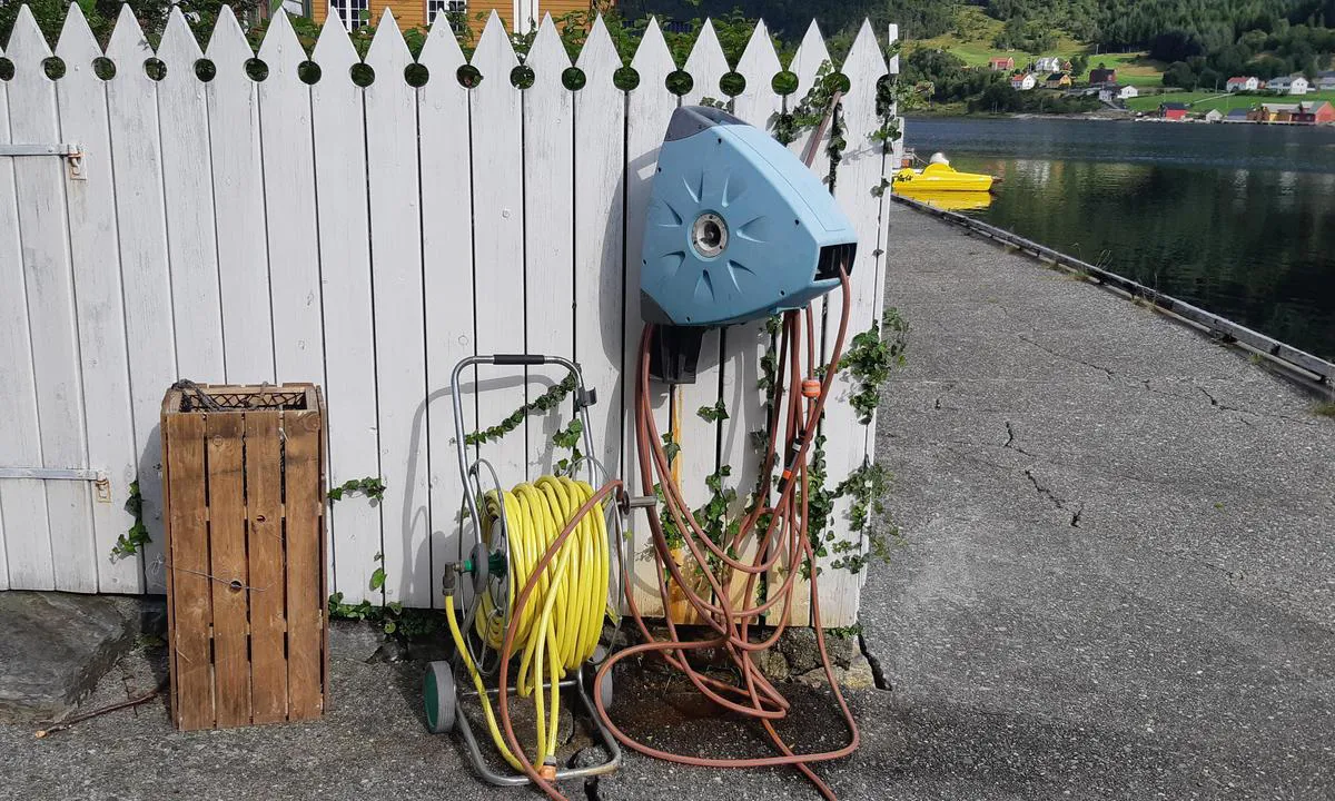 Rugsund Handelstad: Tilgjengelig vannslange på land ved landgangen.