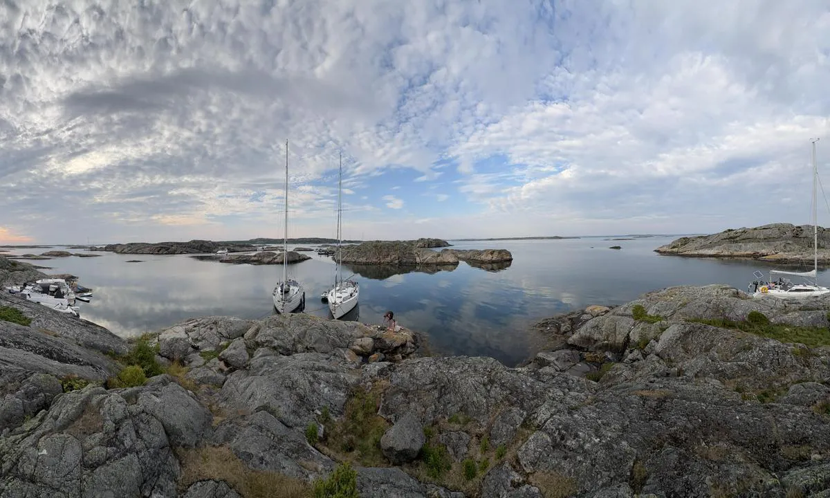 Rundegrå: {"base": "se", "no": "Hyggelig og rolig naturhavn. Man m\u00e5 passe p\u00e5 noen grunner, men bra dybde der de to seilb\u00e5tene ligger. Obs! Panoramabilde", "se": "Trevlig och lugn naturhamn. Man f\u00e5r se upp med lite grund men bra djup d\u00e4r de tv\u00e5 segelb\u00e5tarna ligger. Obs ! Panorama bild", "en": "Pleasant and calm natural harbour. One must watch out for some shallow areas but good depth where the two sailboats are located. Note: Panorama picture", "da": "Hyggelig og rolig naturhavn. Man skal passe p\u00e5 med nogle grunde, men god dybde hvor de to sejlb\u00e5de ligger. Obs! Panorama billede", "fr": "Charmant et tranquille port naturel. Attention aux quelques hauts-fonds, mais bonne profondeur l\u00e0 o\u00f9 sont les deux voiliers. Attention ! Image panoramique", "de": "Sch\u00f6ner und ruhiger Naturhafen. Man muss ein wenig auf die Untiefen achten, aber es gibt gute Tiefe dort, wo die zwei Segelboote liegen. Achtung! Panorama Bild", "es": "Puerto natural agradable y tranquilo. Hay que tener cuidado con algunos fondos bajos, pero buen calado donde est\u00e1n los dos veleros. \u00a1Atenci\u00f3n! Imagen panor\u00e1mica", "it": "Porto naturale piacevole e tranquillo. Occorre fare attenzione ai bassi fondali, ma c'\u00e8 una buona profondit\u00e0 dove sono ormeggiate le due barche a vela. Nota: Immagine panoramica", "pt": "Porto natural agrad\u00e1vel e tranquilo. \u00c9 preciso ter cuidado com algumas \u00e1reas rasas, mas h\u00e1 uma boa profundidade onde os dois veleiros est\u00e3o ancorados. Obs! Imagem panor\u00e2mica", "nl": "Aangename en rustige natuurhaven. Men moet rekening houden met enkele ondieptes, maar er is goede diepte waar de twee zeilboten liggen. Let op! Panoramafoto", "pl": "Przyjemna i spokojna naturalna przysta\u0144. Nale\u017cy uwa\u017ca\u0107 na p\u0142ytk\u0105 wod\u0119, ale g\u0142\u0119boko\u015b\u0107 jest dobra tam, gdzie stoj\u0105 dwa jachty. Uwaga! Panoramiczny widok", "uk": "<p>\u041f\u0440\u0438\u0454\u043c\u043d\u0430 \u0456 \u0441\u043f\u043e\u043a\u0456\u0439\u043d\u0430 \u043f\u0440\u0438\u0440\u043e\u0434\u043d\u0430 \u0433\u0430\u0432\u0430\u043d\u044c. \u0422\u0440\u0435\u0431\u0430 \u0431\u0443\u0442\u0438 \u043e\u0431\u0435\u0440\u0435\u0436\u043d\u0438\u043c \u0437 \u0434\u0435\u044f\u043a\u0438\u043c\u0438 \u043c\u0456\u043b\u0438\u043d\u0430\u043c\u0438, \u0430\u043b\u0435 \u0445\u043e\u0440\u043e\u0448\u0430 \u0433\u043b\u0438\u0431\u0438\u043d\u0430 \u0442\u0430\u043c, \u0434\u0435 \u0441\u0442\u043e\u044f\u0442\u044c \u0434\u0432\u0430 \u0432\u0456\u0442\u0440\u0438\u043b\u044c\u043d\u0438\u043a\u0438. \u0423\u0432\u0430\u0433\u0430! \u041f\u0430\u043d\u043e\u0440\u0430\u043c\u043d\u0435 \u0437\u043e\u0431\u0440\u0430\u0436\u0435\u043d\u043d\u044f.</p>", "ro": "Port natural pl\u0103cut \u0219i lini\u0219tit. Trebuie s\u0103 fi\u021bi aten\u021bi la unele zone de mic\u0103 ad\u00e2ncime, dar ad\u00e2ncimea este bun\u0103 acolo unde se afl\u0103 cele dou\u0103 iahturi. Obs! Imagine panoramic\u0103.", "tr": "Ho\u015f ve sakin bir do\u011fal liman. Biraz s\u0131\u011fl\u0131klara dikkat etmek gerekiyor ama iki yelkenlinin bulundu\u011fu yerde derinlik iyi. Dikkat! Panoramik resim.", "el": "\u038c\u03bc\u03bf\u03c1\u03c6\u03bf \u03ba\u03b1\u03b9 \u03ae\u03c3\u03c5\u03c7\u03bf \u03c6\u03c5\u03c3\u03b9\u03ba\u03cc \u03bb\u03b9\u03bc\u03ac\u03bd\u03b9. \u03a0\u03c1\u03ad\u03c0\u03b5\u03b9 \u03bd\u03b1 \u03c0\u03c1\u03bf\u03c3\u03ad\u03c7\u03b5\u03c4\u03b5 \u03bb\u03af\u03b3\u03bf \u03c4\u03b1 \u03c1\u03b7\u03c7\u03ac, \u03b1\u03bb\u03bb\u03ac \u03c5\u03c0\u03ac\u03c1\u03c7\u03b5\u03b9 \u03ba\u03b1\u03bb\u03cc \u03b2\u03ac\u03b8\u03bf\u03c2 \u03b5\u03ba\u03b5\u03af \u03c0\u03bf\u03c5 \u03b2\u03c1\u03af\u03c3\u03ba\u03bf\u03bd\u03c4\u03b1\u03b9 \u03c4\u03b1 \u03b4\u03cd\u03bf \u03b9\u03c3\u03c4\u03b9\u03bf\u03c0\u03bb\u03bf\u03ca\u03ba\u03ac \u03c3\u03ba\u03ac\u03c6\u03b7. \u03a0\u03b1\u03c1\u03b1\u03ba\u03b1\u03bb\u03ce \u03c3\u03b7\u03bc\u03b5\u03b9\u03ce\u03c3\u03c4\u03b5! \u03a0\u03b1\u03bd\u03cc\u03c1\u03b1\u03bc\u03b1 \u03b5\u03b9\u03ba\u03cc\u03bd\u03b1\u03c2", "cs": "P\u011bkn\u00fd a klidn\u00fd p\u0159\u00edrodn\u00ed p\u0159\u00edstav. Je t\u0159eba se m\u00edt na pozoru p\u0159ed m\u011bl\u010dinami, ale je zde dobr\u00e1 hloubka tam, kde kotv\u00ed dv\u011b plachetnice. Pozor! Panorama obr\u00e1zek", "hu": "Kellemes \u00e9s nyugodt term\u00e9szetes kik\u00f6t\u0151. \u00dcgyelni kell n\u00e9h\u00e1ny sek\u00e9ly r\u00e9szre, de j\u00f3 m\u00e9lys\u00e9g van ott, ahol a k\u00e9t vitorl\u00e1s haj\u00f3 \u00e1ll. Figyelem! Panor\u00e1mak\u00e9p", "fi": "Mukava ja rauhallinen luonnonsatama. On varottava matalikkoa, mutta siell\u00e4, miss\u00e4 kaksi purjevenett\u00e4 sijaitsee, on hyv\u00e4 syvyys. Huomio! Panoraamakuva", "bg": "\u041f\u0440\u0438\u044f\u0442\u043d\u043e \u0438 \u0441\u043f\u043e\u043a\u043e\u0439\u043d\u043e \u043f\u0440\u0438\u0440\u043e\u0434\u043d\u043e \u043f\u0440\u0438\u0441\u0442\u0430\u043d\u0438\u0449\u0435. \u0422\u0440\u044f\u0431\u0432\u0430 \u0434\u0430 \u0441\u0435 \u0432\u043d\u0438\u043c\u0430\u0432\u0430 \u0441 \u043d\u044f\u043a\u043e\u0438 \u043f\u043b\u0438\u0442\u0447\u0438\u043d\u0438, \u043d\u043e \u0438\u043c\u0430 \u0434\u043e\u0431\u0440\u0430 \u0434\u044a\u043b\u0431\u043e\u0447\u0438\u043d\u0430 \u0442\u0430\u043c, \u043a\u044a\u0434\u0435\u0442\u043e \u0441\u0430 \u0437\u0430\u043a\u043e\u0442\u0432\u0435\u043d\u0438 \u0434\u0432\u0435\u0442\u0435 \u0432\u0435\u0442\u0440\u043e\u0445\u043e\u0434\u043d\u0438 \u043b\u043e\u0434\u043a\u0438. Obs! \u041f\u0430\u043d\u043e\u0440\u0430\u043c\u043d\u0430 \u0441\u043d\u0438\u043c\u043a\u0430", "sr": "Prijatna i mirna prirodna luka. Treba paziti na plitka podru\u010dja, ali ima dovoljnu dubinu gde su usidrene dve jedrilice. Pa\u017enja ! Panoramska slika", "et": "Meeldiv ja rahulik looduslik sadam. Tuleb olla ettevaatlik madalike suhtes, kuid kahe purjepaadi asukohas on hea s\u00fcgavus. T\u00e4helepanu! Panoraamfoto.", "lv": "Pat\u012bkama un mier\u012bga dabas osta. J\u0101uzman\u0101s ar nedaudz seklumiem, bet laba dzi\u013cuma vieta, kur st\u0101v divas burulaivas. Obs! Panor\u0101mas glezna", "lt": "Maloni ir rami nat\u016brali uostas. Reikia saugotis kelet\u0105 sekli\u0173 viet\u0173, bet geras gylis ten, kur stovi dvi burlaiviai. D\u0117mesio! Panoramin\u0117 nuotrauka"}