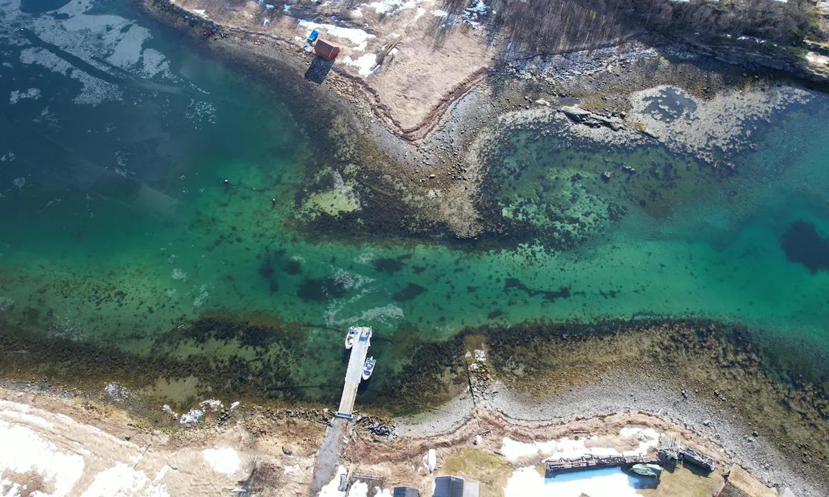 Russevåg: {"base": "en", "no": "Flyfoto av kanalen.", "se": "Flygvy \u00f6ver kanalen.", "en": "Aerial view of the channel.", "da": "Luftfoto af kanalen.", "fr": "Vue a\u00e9rienne du chenal.", "de": "Luftaufnahme des Kanals.", "es": "Vista a\u00e9rea del canal.", "it": "Vista aerea del canale.", "pt": "Vista a\u00e9rea do canal.", "nl": "Luchtfoto van het kanaal.", "pl": "Widok z powietrza na kana\u0142.", "uk": "\u0412\u0438\u0434 \u043d\u0430 \u043a\u0430\u043d\u0430\u043b \u0437 \u043f\u043e\u0432\u0456\u0442\u0440\u044f.", "ro": "Vedere aerian\u0103 a canalului.", "tr": "Kanalin havadan g\u00f6r\u00fcn\u00fcm\u00fc.", "el": "\u0395\u03bd\u03b1\u03ad\u03c1\u03b9\u03b1 \u03ac\u03c0\u03bf\u03c8\u03b7 \u03c4\u03bf\u03c5 \u03b4\u03b9\u03b1\u03cd\u03bb\u03bf\u03c5.", "cs": "Leteck\u00fd pohled na kan\u00e1l.", "hu": "L\u00e9gi felv\u00e9tel a csatorn\u00e1r\u00f3l.", "fi": "Ilmakuva v\u00e4yl\u00e4st\u00e4.", "bg": "\u0412\u044a\u0437\u0434\u0443\u0448\u0435\u043d \u0438\u0437\u0433\u043b\u0435\u0434 \u043d\u0430 \u043a\u0430\u043d\u0430\u043b\u0430.", "sr": "Pogled iz vazduha na kanal.", "et": "Kanali aerovaade.", "lv": "Kan\u0101la aerofoto.", "lt": "Oro vaizdas \u012f kanal\u0105."}