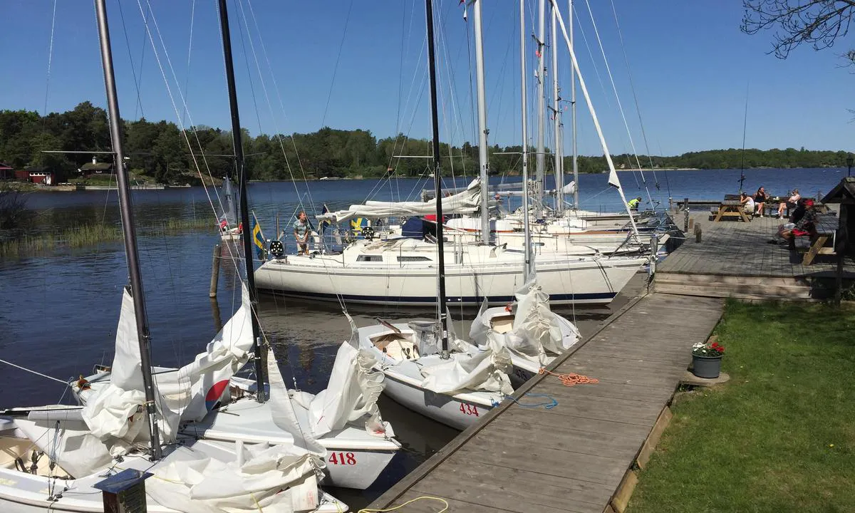 Säby-Klint: Djupet i hamnen är ca 1,8 m. Botten är lera. Längst in vid rampen är det grundare. OBS! Ingen förtöjning på den yttre flytbryggan!