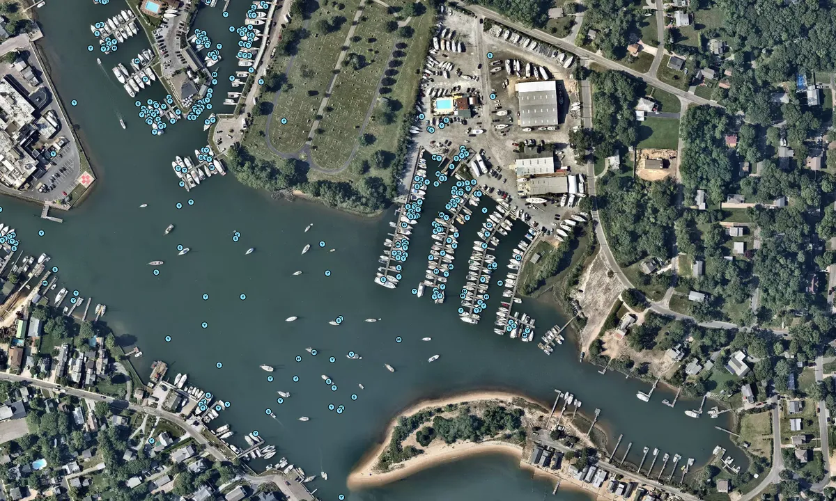 Flyfoto av Safe Harbor Greenport