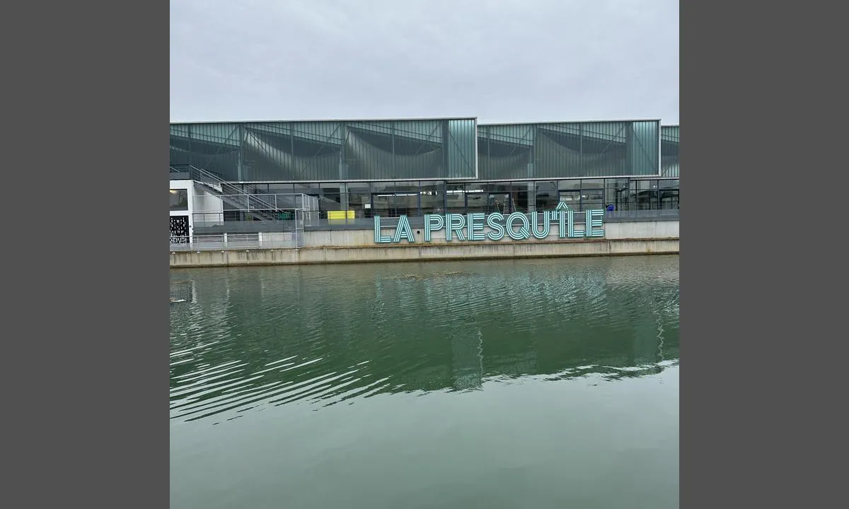 Saint-Dizier: The public swimming hall on the opposite side of the harbour offers shower, sauna and WC.