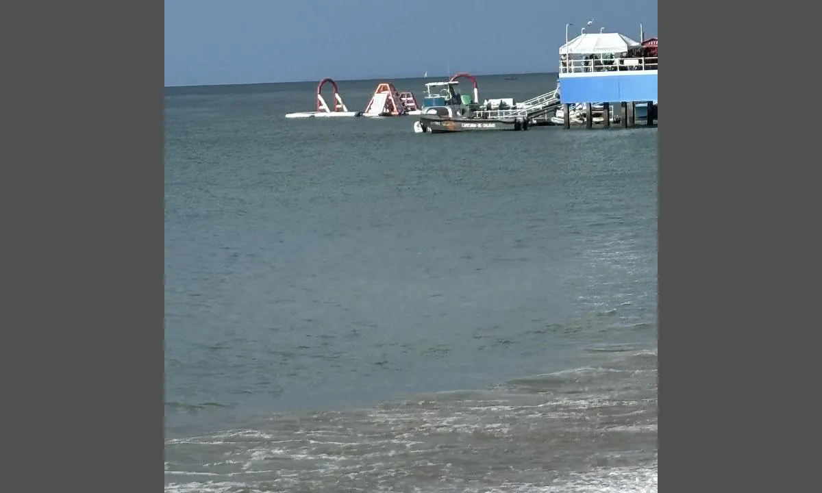 Salinas - Santa Elena: {"base": "no", "no": "Fra offentlig kai flytebryggevtil fort\u00f8yning av jolle", "se": "Fr\u00e5n offentlig kaj flytbrygga f\u00f6r f\u00f6rt\u00f6jning av jolle", "en": "From the public quay, floating dock available for dinghy mooring", "da": "Fra offentlig kaj flydebro til fort\u00f8jning af jolle", "fr": "De la jet\u00e9e publique au ponton flottant pour l'amarrage des annexes", "de": "Vom \u00f6ffentlichen Kai zur Schwimmsteganlage zur Befestigung des Beibootes", "es": "Desde el muelle p\u00fablico, embarcadero flotante para el amarre de botes", "it": "Dalla banchina pubblica pontile galleggiante per ormeggio di tender", "pt": "A partir do cais p\u00fablico flutuante para amarra\u00e7\u00e3o de bote", "nl": "Vanaf de openbare kade drijvende steiger voor het aanmeren van een bijboot", "pl": "Z publicznego nabrze\u017ca pontonowego do cumowania jacht\u00f3w", "uk": "\u0412\u0456\u0434 \u0434\u0435\u0440\u0436\u0430\u0432\u043d\u043e\u0433\u043e \u043f\u0440\u0438\u0447\u0430\u043b\u0443 \u0434\u043e \u043f\u043b\u0430\u0432\u0443\u0447\u043e\u0433\u043e \u043f\u0440\u0438\u0447\u0430\u043b\u0443 \u0434\u043b\u044f \u0448\u0432\u0430\u0440\u0442\u0443\u0432\u0430\u043d\u043d\u044f \u0448\u043b\u044e\u043f\u043a\u0438", "ro": "De la debarcaderul public ponton pentru legarea unei b\u0103rcu\u021be", "tr": "Halka a\u00e7\u0131k iskeleden \u015fi\u015fme bot ba\u011flama y\u00fczer iskeleye", "el": "\u0391\u03c0\u03cc \u03c4\u03b7\u03bd \u03b4\u03b7\u03bc\u03cc\u03c3\u03b9\u03b1 \u03c0\u03c1\u03bf\u03b2\u03bb\u03ae\u03c4\u03b1 \u03b5\u03c0\u03b9\u03c0\u03bb\u03ad\u03bf\u03c5\u03c3\u03b1 \u03b3\u03ad\u03c6\u03c5\u03c1\u03b1 \u03b3\u03b9\u03b1 \u03c0\u03c1\u03cc\u03c3\u03b4\u03b5\u03c3\u03b7 \u03bb\u03ad\u03bc\u03b2\u03bf\u03c5", "cs": "Z ve\u0159ejn\u00e9ho mola plovouc\u00ed molo k uv\u00e1z\u00e1n\u00ed joly", "hu": "A nyilv\u00e1nos m\u00f3l\u00f3t\u00f3l \u00fasz\u00f3 kik\u00f6t\u0151ig a vitorl\u00e1sok kik\u00f6t\u00e9s\u00e9re", "fi": "Julkisesta laiturista kelluva laituri jolla kiinnittymist\u00e4 varten", "bg": "\u041e\u0442 \u043e\u0431\u0449\u0435\u0441\u0442\u0432\u0435\u043d\u043e\u0442\u043e \u043f\u0440\u0438\u0441\u0442\u0430\u043d\u0438\u0449\u0435 \u043f\u043b\u0430\u0432\u0430\u0449 \u043a\u0435\u0439 \u0437\u0430 \u0448\u0432\u0430\u0440\u0442\u043e\u0432\u0430\u043d\u0435 \u043d\u0430 \u043b\u043e\u0434\u043a\u0430", "sr": "Sa javnog pristani\u0161ta pontonski mosti\u0107 za privez \u010damca", "et": "Avalikust kai ujuvsillast jollaga sildumiseks", "lv": "No sabiedrisk\u0101s piest\u0101tnes peldo\u0161a piest\u0101tne laivas piestiprin\u0101\u0161anai", "lt": "Nuo vie\u0161ojo prieplaukos plaukiojamojo pontono jachtos prisi\u0161vartavimui"}