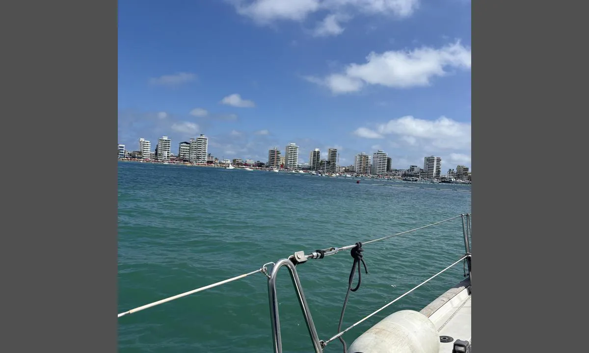 Salinas - Santa Elena: {"base": "no", "no": "Bilde tatt mot land og der jolle bryggen er", "se": "Bild tagen mot land och d\u00e4r jolle bryggan \u00e4r", "en": "Picture taken towards the shore and where the dinghy dock is", "da": "Billede taget mod land og hvor jollebroen er", "fr": "Photo prise vers la terre et o\u00f9 se trouve le ponton de l'annexe", "de": "Bild aufgenommen in Richtung Land und dort, wo der Beibootsteg ist", "es": "Imagen tomada hacia tierra y donde est\u00e1 el muelle de botes", "it": "<img src='bildet.jpg' alt='Immagine scattata verso la terra e il molo della barca a remi'>", "pt": "Imagem tirada em dire\u00e7\u00e3o \u00e0 terra e onde est\u00e1 o cais do bote", "nl": "Foto genomen richting land en waar de bijboot steiger is", "pl": "Zdj\u0119cie wykonane w stron\u0119 l\u0105du, gdzie znajduje si\u0119 pomost dla \u0142odzi.", "uk": "\u0424\u043e\u0442\u043e\u0433\u0440\u0430\u0444\u0456\u044f \u0437\u0440\u043e\u0431\u043b\u0435\u043d\u0430 \u0432 \u043d\u0430\u043f\u0440\u044f\u043c\u043a\u0443 \u0434\u043e \u0431\u0435\u0440\u0435\u0433\u0430, \u0434\u0435 \u0437\u043d\u0430\u0445\u043e\u0434\u0438\u0442\u044c\u0441\u044f \u043f\u0440\u0438\u0447\u0430\u043b \u0434\u043b\u044f \u0448\u043b\u044e\u043f\u043a\u0438", "ro": "Imagine luat\u0103 spre \u021b\u0103rm \u0219i unde este debarcaderul pentru b\u0103rcile mici", "tr": "K\u0131y\u0131ya do\u011fru ve burada jolle iskelesi var.[/\u015firket.]", "el": "\u0395\u03b9\u03ba\u03cc\u03bd\u03b1 \u03c4\u03c1\u03b1\u03b2\u03b7\u03b3\u03bc\u03ad\u03bd\u03b7 \u03c0\u03c1\u03bf\u03c2 \u03c4\u03b7\u03bd \u03be\u03b7\u03c1\u03ac \u03ba\u03b1\u03b9 \u03b5\u03ba\u03b5\u03af \u03cc\u03c0\u03bf\u03c5 \u03b2\u03c1\u03af\u03c3\u03ba\u03b5\u03c4\u03b1\u03b9 \u03bf \u03c0\u03c1\u03bf\u03b2\u03bb\u03ae\u03c4\u03b1\u03c2 \u03b3\u03b9\u03b1 \u03c4\u03b9\u03c2 \u03b2\u03ac\u03c1\u03ba\u03b5\u03c2", "cs": "Obr\u00e1zek po\u0159\u00edzen\u00fd sm\u011brem k pevnin\u011b a kde je molo pro \u010dluny", "hu": "K\u00e9p a sz\u00e1razf\u00f6ld fel\u00e9 \u00e9s ahol a cs\u00f3nakm\u00f3l\u00f3 van", "fi": "Kuva otettu kohti maata ja siin\u00e4 on jollalaituri", "bg": "\u0421\u043d\u0438\u043c\u043a\u0430 \u043d\u0430\u043f\u0440\u0430\u0432\u0435\u043d\u0430 \u043a\u044a\u043c \u0441\u0443\u0448\u0430\u0442\u0430 \u0438 \u043a\u044a\u0434\u0435\u0442\u043e \u0435 \u043f\u043e\u043d\u0442\u043e\u043d\u044a\u0442 \u0437\u0430 \u043b\u043e\u0434\u043a\u0438", "sr": "\u0421\u043b\u0438\u043a\u0430 \u0441\u043d\u0438\u043c\u0459\u0435\u043d\u0430 \u043f\u0440\u0435\u043c\u0430 \u043a\u043e\u043f\u043d\u0443 \u0438 \u0433\u0434\u0435 \u0458\u0435 \u043f\u0440\u0438\u0441\u0442\u0430\u043d\u0438\u0448\u0442\u0435 \u0437\u0430 \u0447\u0430\u043c\u0446\u0435", "et": "Pilt on tehtud maa suunas ja seal, kus on v\u00e4ikelaevade kai", "lv": "Att\u0113ls uz\u0146emts pret krastu, kur atrodas piep\u016b\u0161amo laivu piest\u0101tne", "lt": "Vaizdas \u012f krant\u0105, kur yra jacht\u0173 tiltelis"}