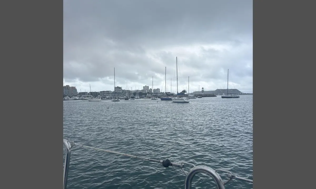 Salinas - Santa Elena: {"base": "no", "no": "Viser \u00abMarina\u00bb Seilforening som er veldig privat. Var s\u00e5 privat at de bare l\u00f8snet jollen n\u00e5r jeg var og spurte om hjelp.", "se": "Visar \"Marina\" Segelf\u00f6rening som \u00e4r v\u00e4ldigt privat. Var s\u00e5 privat att de bara lossade jollen n\u00e4r jag var och fr\u00e5gade om hj\u00e4lp.", "en": "View \"Marina\" Yacht Club which is very private. It was so private that they only loosened the dinghy when I went and asked for help.", "da": "Viser \u00abMarina\u00bb Sejlforening som er meget privat. Var s\u00e5 privat, at de kun l\u00f8snete jollen, da jeg spurgte om hj\u00e6lp.", "fr": "Affiche \u00abMarina\u00bb Le club de voile est tr\u00e8s priv\u00e9. Tellement priv\u00e9 qu'ils ont simplement d\u00e9tach\u00e9 le canot lorsque j'ai demand\u00e9 de l'aide.", "de": "Zeigt \u201eMarina\u201c Segelverein, der sehr privat ist. Es war so privat, dass sie nur das Beiboot losmachten, als ich um Hilfe bat.", "es": "Muestra \u00abMarina\u00bb Asociaci\u00f3n de Navegantes que es muy privada. Tan privada que solo soltaron el bote cuando fui a pedir ayuda.", "it": "Mostra \u00abMarina\u00bb Club Nautico che \u00e8 molto privato. Era cos\u00ec privato che hanno semplicemente sciolto il gommone quando sono andato a chiedere aiuto.", "pt": "Mostra \u00abMarina\u00bb Clube de Vela que \u00e9 muito privado. Era t\u00e3o privado que soltaram o bote apenas quando eu pedi ajuda.", "nl": "Toont \u00abMarina\u00bb Zeilvereniging die heel priv\u00e9 is. Was zo priv\u00e9 dat ze slechts de bijboot losmaakten toen ik om hulp vroeg.", "pl": "Wskazuje na \u00abMarina\u00bb Klub \u017beglarski, kt\u00f3ry jest bardzo prywatny. By\u0142 tak prywatny, \u017ce wypu\u015bcili joll\u0119 tylko wtedy, gdy poprosi\u0142em o pomoc.", "uk": "\u041f\u043e\u043a\u0430\u0437\u0443\u0454 \u00ab\u041c\u0430\u0440\u0438\u043d\u0430\u00bb \u0412\u0456\u0442\u0440\u0438\u043b\u044c\u043d\u0438\u0439 \u043a\u043b\u0443\u0431, \u044f\u043a\u0438\u0439 \u0454 \u0434\u0443\u0436\u0435 \u043f\u0440\u0438\u0432\u0430\u0442\u043d\u0438\u043c. \u0411\u0443\u0432 \u043d\u0430\u0441\u0442\u0456\u043b\u044c\u043a\u0438 \u043f\u0440\u0438\u0432\u0430\u0442\u043d\u0438\u043c, \u0449\u043e \u0432\u043e\u043d\u0438 \u043f\u0440\u043e\u0441\u0442\u043e \u0432\u0456\u0434\u043f\u0443\u0441\u0442\u0438\u043b\u0438 \u0447\u043e\u0432\u0435\u043d, \u043a\u043e\u043b\u0438 \u044f \u043f\u043e\u043f\u0440\u043e\u0441\u0438\u0432 \u0434\u043e\u043f\u043e\u043c\u043e\u0433\u0438.", "ro": "Afi\u0219eaz\u0103 \u00abMarina\u00bb Clubul de naviga\u021bie care este foarte privat. Era at\u00e2t de privat \u00eenc\u00e2t doar au desf\u0103cut barca gonflabil\u0103 c\u00e2nd m-am dus s\u0103 cer ajutor.", "tr": "\u00abMarina\u00bb Yat Kul\u00fcb\u00fc \u00e7ok \u00f6zeldir. O kadar \u00f6zel ki yard\u0131m istemeye gitti\u011fimde sadece filikay\u0131 b\u0131rakt\u0131lar.", "el": "\u0394\u03b5\u03af\u03c7\u03bd\u03b5\u03b9 \u00ab\u039c\u03b1\u03c1\u03af\u03bd\u03b1\u00bb \u0399\u03c3\u03c4\u03b9\u03bf\u03c0\u03bb\u03bf\u03ca\u03ba\u03cc\u03c2 \u038c\u03bc\u03b9\u03bb\u03bf\u03c2 \u03c0\u03bf\u03c5 \u03b5\u03af\u03bd\u03b1\u03b9 \u03c0\u03bf\u03bb\u03cd \u03b9\u03b4\u03b9\u03c9\u03c4\u03b9\u03ba\u03cc\u03c2. \u0389\u03c4\u03b1\u03bd \u03c4\u03cc\u03c3\u03bf \u03b9\u03b4\u03b9\u03c9\u03c4\u03b9\u03ba\u03cc\u03c2 \u03c0\u03bf\u03c5 \u03b1\u03c0\u03bb\u03ce\u03c2 \u03b1\u03c0\u03bf\u03b4\u03ad\u03c3\u03bc\u03b5\u03c5\u03c3\u03b1\u03bd \u03c4\u03b7\u03bd \u03bc\u03b9\u03ba\u03c1\u03ae \u03b2\u03ac\u03c1\u03ba\u03b1 \u03cc\u03c4\u03b1\u03bd \u03ae\u03bc\u03bf\u03c5\u03bd \u03b5\u03ba\u03b5\u03af \u03ba\u03b1\u03b9 \u03b6\u03ae\u03c4\u03b7\u03c3\u03b1 \u03b2\u03bf\u03ae\u03b8\u03b5\u03b9\u03b1.", "cs": "Ukazuje \u201eMarina\u201c Jachta\u0159sk\u00fd spolek, kter\u00fd je velmi soukrom\u00fd. Byl tak soukrom\u00fd, \u017ee jenom odv\u00e1zali lo\u010fku, kdy\u017e jsem \u017e\u00e1dal o pomoc.", "hu": "Mutatja a \u201eMarina\u201d vitorl\u00e1sklubot, amely nagyon mag\u00e1njelleg\u0171. Annyira mag\u00e1n, hogy csak akkor oldott\u00e1k el a cs\u00f3nakot, amikor seg\u00edts\u00e9get k\u00e9rtem.", "fi": "N\u00e4ytt\u00e4\u00e4 eritt\u00e4in privaattia \"Marinaa\" Purjehdusseura. Oli niin yksityinen, ett\u00e4 he vain irrottivat jollan, kun olin kysym\u00e4ss\u00e4 apua.", "bg": "\u041f\u043e\u043a\u0430\u0437\u0432\u0430 \u00ab\u042f\u0445\u0442\u0435\u043d\u043e \u043f\u0440\u0438\u0441\u0442\u0430\u043d\u0438\u0449\u0435\u00bb \u042f\u0445\u0442\u043a\u043b\u0443\u0431, \u043a\u043e\u0439\u0442\u043e \u0435 \u043c\u043d\u043e\u0433\u043e \u0447\u0430\u0441\u0442\u0435\u043d. \u0411\u0435\u0448\u0435 \u0442\u043e\u043b\u043a\u043e\u0432\u0430 \u0447\u0430\u0441\u0442\u0435\u043d, \u0447\u0435 \u043f\u0440\u043e\u0441\u0442\u043e \u043e\u0441\u0432\u043e\u0431\u043e\u0434\u0438\u0445\u0430 \u043b\u043e\u0434\u043a\u0430\u0442\u0430, \u043a\u043e\u0433\u0430\u0442\u043e \u043f\u043e\u043f\u0438\u0442\u0430\u0445 \u0437\u0430 \u043f\u043e\u043c\u043e\u0449.", "sr": "\u041f\u0440\u0438\u043a\u0430\u0437\u0443\u0458\u0435 \u00ab\u041c\u0430\u0440\u0438\u043d\u0430\u00bb \u0408\u0430\u0445\u0442 \u043a\u043b\u0443\u0431 \u043a\u043e\u0458\u0438 \u0458\u0435 \u0432\u0435\u043e\u043c\u0430 \u043f\u0440\u0438\u0432\u0430\u0442\u0430\u043d. \u0411\u0438\u043e \u0458\u0435 \u0442\u043e\u043b\u0438\u043a\u043e \u043f\u0440\u0438\u0432\u0430\u0442\u0430\u043d \u0434\u0430 \u0441\u0443 \u0441\u0430\u043c\u043e \u043e\u0434\u0432\u0435\u0437\u0430\u043b\u0438 \u0447\u0430\u043c\u0430\u0446 \u043a\u0430\u0434\u0430 \u0441\u0430\u043c \u043f\u0438\u0442\u0430\u043e \u0437\u0430 \u043f\u043e\u043c\u043e\u045b.", "et": "Kwaera \u00abMarina\u00bb Purjespordiklubi, mis on v\u00e4ga privaatne. Oli nii privaatne, et nad lihtsalt lasid paadi lahti, kui ma abi k\u00fcsisin.", "lv": "R\u0101da \u00abMarina\u00bb bur\u0101\u0161anas savien\u012bbu, kas ir \u013coti priv\u0101ta. Bija tik priv\u0101ti, ka vi\u0146i vienk\u0101r\u0161i atlaida laivu, kad pajaut\u0101ju p\u0113c pal\u012bdz\u012bbas.", "lt": "Rodo \u201eMarina\u201c buriavimo klub\u0105, kuris yra labai privatus. Buvo toks privatus, kad jie tik paleido valt\u012f, kai a\u0161 papra\u0161iau pagalbos."}
