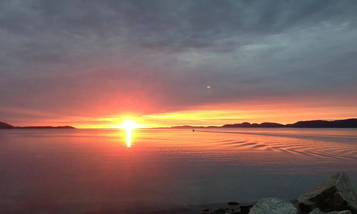 {"base": "no", "no": "Solnedgang sett fra moloen rundt Salsnes gjestehavn", "se": "Solnedg\u00e5ng sedd fr\u00e5n piren runt Salsnes g\u00e4sthamn", "en": "Sunset viewed from the breakwater around Salsnes guest harbor", "da": "Solnedgang set fra molen omkring Salsnes g\u00e6stehavn"}