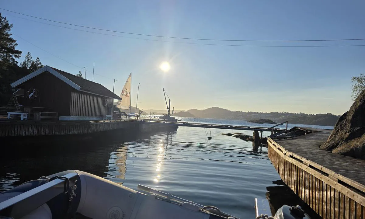 Saltneven - Kragerø Seilforening: {"base": "no", "no": "Utsikt fra \"indre havn\" mot Krager\u00f8", "se": "Utsikt fr\u00e5n 'inre hamnen' mot Krager\u00f8", "en": "View from the \"inner harbor\" towards Krager\u00f8", "da": "Udsigt fra \"indre havn\" mod Krager\u00f8", "fr": "Vue depuis le \"port int\u00e9rieur\" vers Krager\u00f8", "de": "Aussicht vom 'inneren Hafen' auf Krager\u00f8", "es": "Vista desde el 'puerto interior' hacia Krager\u00f8", "it": "Vista dal 'porto interno' verso Krager\u00f8", "pt": "Vista da 'porto interior' em dire\u00e7\u00e3o a Krager\u00f8", "nl": "Uitzicht vanaf de 'binnenhaven' richting Krager\u00f8", "pl": "Widok z \u201ewewn\u0119trznego portu\u201d na Krager\u00f8", "uk": "\u0412\u0438\u0434 \u0437 \"\u0432\u043d\u0443\u0442\u0440\u0456\u0448\u043d\u044c\u043e\u0457 \u0433\u0430\u0432\u0430\u043d\u0456\" \u043d\u0430 \u041a\u0440\u043e\u0433\u0435\u0440\u043e", "ro": "Vedere din \u201eportul interior\u201d spre Krager\u00f8", "tr": "\u0130\u00e7 limandan\u201cKrager\u00f8", "el": "\u0398\u03ad\u03b1 \u03b1\u03c0\u03cc \u03c4\u03bf \"\u03b5\u03c3\u03c9\u03c4\u03b5\u03c1\u03b9\u03ba\u03cc \u03bb\u03b9\u03bc\u03ac\u03bd\u03b9\" \u03c0\u03c1\u03bf\u03c2 \u039a\u03c1\u03ac\u03b3\u03ba\u03b5\u03c1\u03b5", "cs": "Pohled z 'vnit\u0159n\u00edho p\u0159\u00edstavu' sm\u011brem na Krager\u00f8", "hu": "Kil\u00e1t\u00e1s a 'bels\u0151 kik\u00f6t\u0151b\u0151l' Krager\u0151 fel\u00e9", "fi": "N\u00e4kym\u00e4 'sis\u00e4satamasta' kohti Krager\u00f8", "bg": "\u0418\u0437\u0433\u043b\u0435\u0434 \u043e\u0442 '\u0432\u044a\u0442\u0440\u0435\u0448\u043d\u043e\u0442\u043e \u043f\u0440\u0438\u0441\u0442\u0430\u043d\u0438\u0449\u0435' \u043a\u044a\u043c \u041a\u0440\u0430\u0433\u0435\u0440\u044c\u043e", "sr": "\u041f\u043e\u0433\u043b\u0435\u0434 \u0441\u0430 \u201e\u0443\u043d\u0443\u0442\u0440\u0430\u0448\u045a\u0435 \u043b\u0443\u043a\u0435\u201c \u043a\u0430 \u041a\u0440\u0430\u0433\u0435\u0440\u0435\u0443", "et": "Vaade \u201esisemiselt sadamalt\u201c Krager\u00f8 poole", "lv": "Skats no 'iek\u0161\u0113j\u0101s ostas' uz Krager\u00f8", "lt": "Vaizdas i\u0161 \u201evidin\u0117s uosto\u201c pus\u0117s \u012f Krager\u0119"}