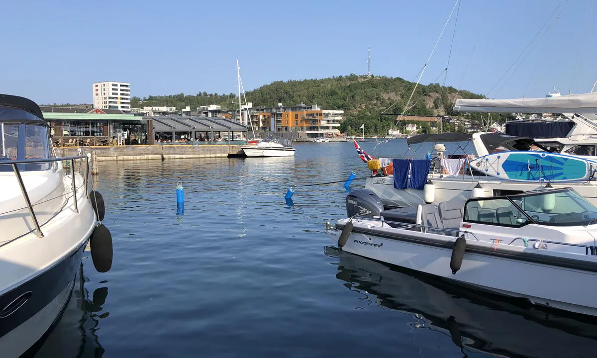 Sandefjord Gjestehavn: Innerst på gjestebrygga fortøyer du med baugen inn mot fast kai og akterenden festet i blå bøyer.