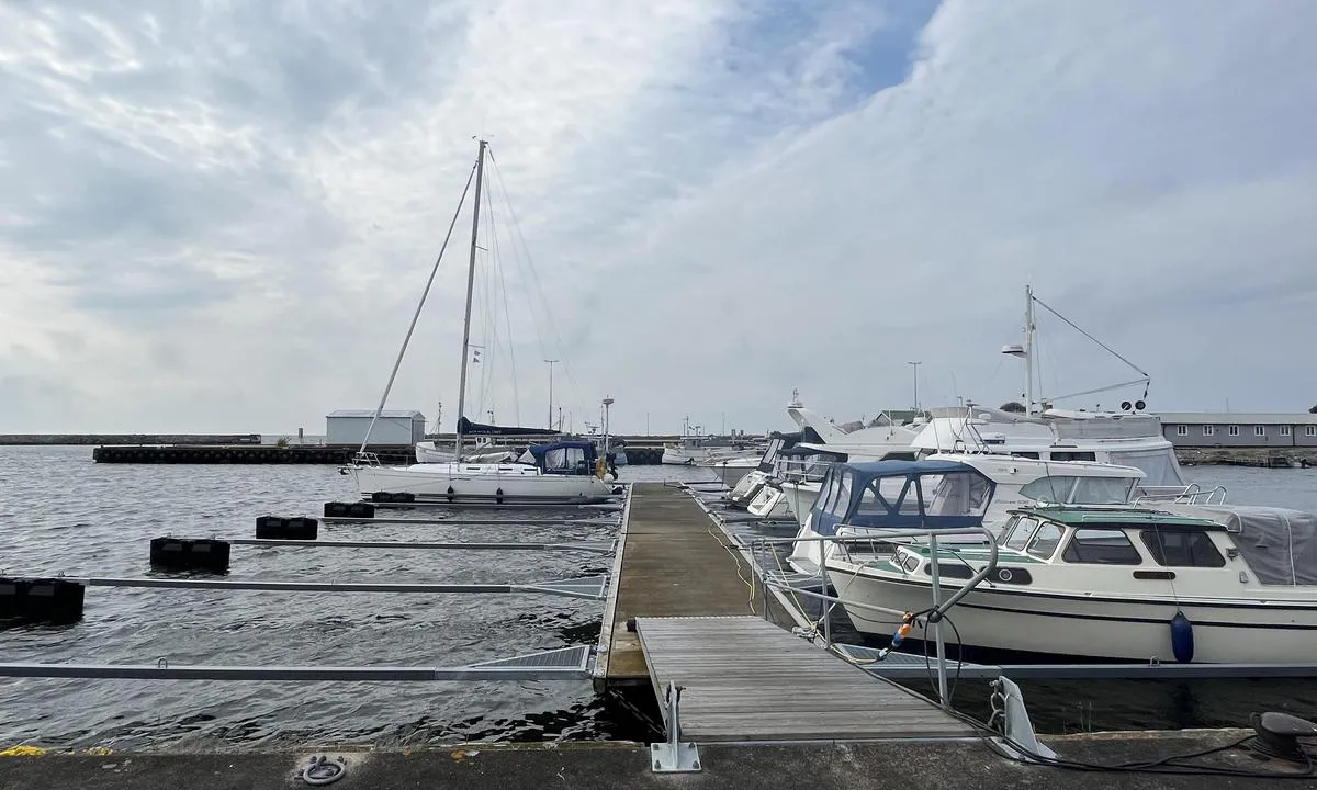 Sandhamn: Trygg havn for de fleste vinder. Litt utsatt for øst og sørøst. Tillegging på utsiden av flytebrygge eller langs steinbrygge.