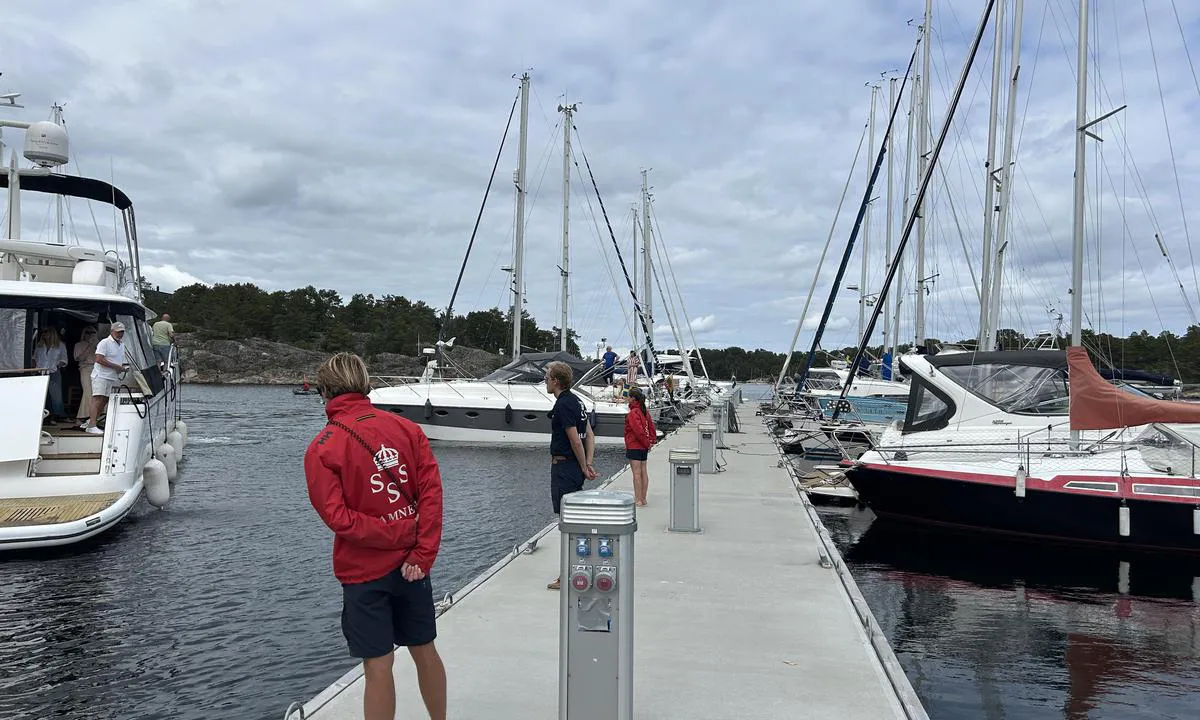 Sandhamn - KSSS: {"base": "no", "no": "Havnepersonale m\u00f8ter opp for alle som skal legge til. Enest\u00e5ende service", "se": "Hamnpersonal m\u00f6ter upp f\u00f6r alla som ska l\u00e4gga till. Enast\u00e5ende service", "en": "Harbour staff meet all those who are going to dock. Exceptional service", "da": "Havnepersonalet m\u00f8der op for alle, der skal l\u00e6gge til. Enest\u00e5ende service", "fr": "Le personnel du port accueille tous ceux qui doivent accoster. Service exceptionnel", "de": "Hafenpersonal trifft sich f\u00fcr alle ankommenden Boote. Einzigartiger Service", "es": "El personal del puerto se presenta para todos los que van a atracar. Servicio excepcional", "it": "Il personale del porto incontra tutti coloro che devono attraccare. Servizio eccezionale", "pt": "O pessoal do porto recebe todos que chegam. Servi\u00e7o excepcional", "nl": "Havenpersoneel komt opdagen voor iedereen die wil aanmeren. Uitstekende service", "pl": "Obs\u0142uga portowa spotyka si\u0119 ze wszystkimi, kt\u00f3rzy maj\u0105 zamiar zacumowa\u0107. Wyj\u0105tkowa obs\u0142uga", "uk": "\u0413\u0430\u0432\u0430\u043d\u044c\u043e\u0432\u0438\u0439 \u043f\u0435\u0440\u0441\u043e\u043d\u0430\u043b \u0437\u0443\u0441\u0442\u0440\u0456\u043d\u0435 \u0443\u0441\u0456\u0445, \u0445\u0442\u043e \u043c\u0430\u0454 \u043f\u0440\u0438\u0448\u0432\u0430\u0440\u0442\u0443\u0432\u0430\u0442\u0438\u0441\u044c. \u0423\u043d\u0456\u043a\u0430\u043b\u044c\u043d\u0438\u0439 \u0441\u0435\u0440\u0432\u0456\u0441", "ro": "Personalul portuar \u00eent\u00e2mpin\u0103 to\u021bi cei care doresc s\u0103 ancoreze. Serviciu deosebit", "tr": "Liman personeli, yana\u015facak herkes i\u00e7in haz\u0131r bulunur. Emsalsiz hizmet", "el": "\u03a4\u03bf \u03c0\u03c1\u03bf\u03c3\u03c9\u03c0\u03b9\u03ba\u03cc \u03c4\u03bf\u03c5 \u03bb\u03b9\u03bc\u03b1\u03bd\u03b9\u03bf\u03cd \u03c5\u03c0\u03bf\u03b4\u03ad\u03c7\u03b5\u03c4\u03b1\u03b9 \u03cc\u03bb\u03bf\u03c5\u03c2 \u03cc\u03c3\u03bf\u03c5\u03c2 \u03c0\u03c1\u03cc\u03ba\u03b5\u03b9\u03c4\u03b1\u03b9 \u03bd\u03b1 \u03b4\u03ad\u03c3\u03bf\u03c5\u03bd. \u0395\u03be\u03b1\u03b9\u03c1\u03b5\u03c4\u03b9\u03ba\u03ae \u03b5\u03be\u03c5\u03c0\u03b7\u03c1\u03ad\u03c4\u03b7\u03c3\u03b7", "cs": "Person\u00e1l p\u0159\u00edstavu se setk\u00e1 se v\u0161emi, kte\u0159\u00ed se chystaj\u00ed zakotvit. V\u00fdjime\u010dn\u00fd servis", "hu": "A kik\u00f6t\u0151 szem\u00e9lyzete minden \u00e9rkez\u0151t fogad. P\u00e1ratlan szolg\u00e1ltat\u00e1s", "fi": "Satamahenkil\u00f6st\u00f6 ottaa vastaan kaikkia, jotka aikovat kiinnitty\u00e4. Erinomainen palvelu.", "bg": "\u041f\u0435\u0440\u0441\u043e\u043d\u0430\u043b\u044a\u0442 \u043d\u0430 \u043f\u0440\u0438\u0441\u0442\u0430\u043d\u0438\u0449\u0435\u0442\u043e \u043f\u043e\u0441\u0440\u0435\u0449\u0430 \u0432\u0441\u0438\u0447\u043a\u0438, \u043a\u043e\u0438\u0442\u043e \u0442\u0440\u044f\u0431\u0432\u0430 \u0434\u0430 \u0430\u043a\u0443\u0441\u0442\u0438\u0440\u0430\u0442. \u0418\u0437\u043a\u043b\u044e\u0447\u0438\u0442\u0435\u043b\u043d\u043e \u043e\u0431\u0441\u043b\u0443\u0436\u0432\u0430\u043d\u0435.", "sr": "Lu\u010dko osoblje izlazi u susret svima koji pristaju. Izvanredna usluga", "et": "Sadamapersonal tuleb vastu k\u00f5igile, kes soovivad silduda. Eeskujulik teenindus", "lv": "Ostas person\u0101ls sagaida visus, kas ierodas. Izcils serviss", "lt": "Uosto darbuotojai susitinka su visais, kurie prisi\u0161vartuos. I\u0161skirtin\u0117s paslaugos"}
