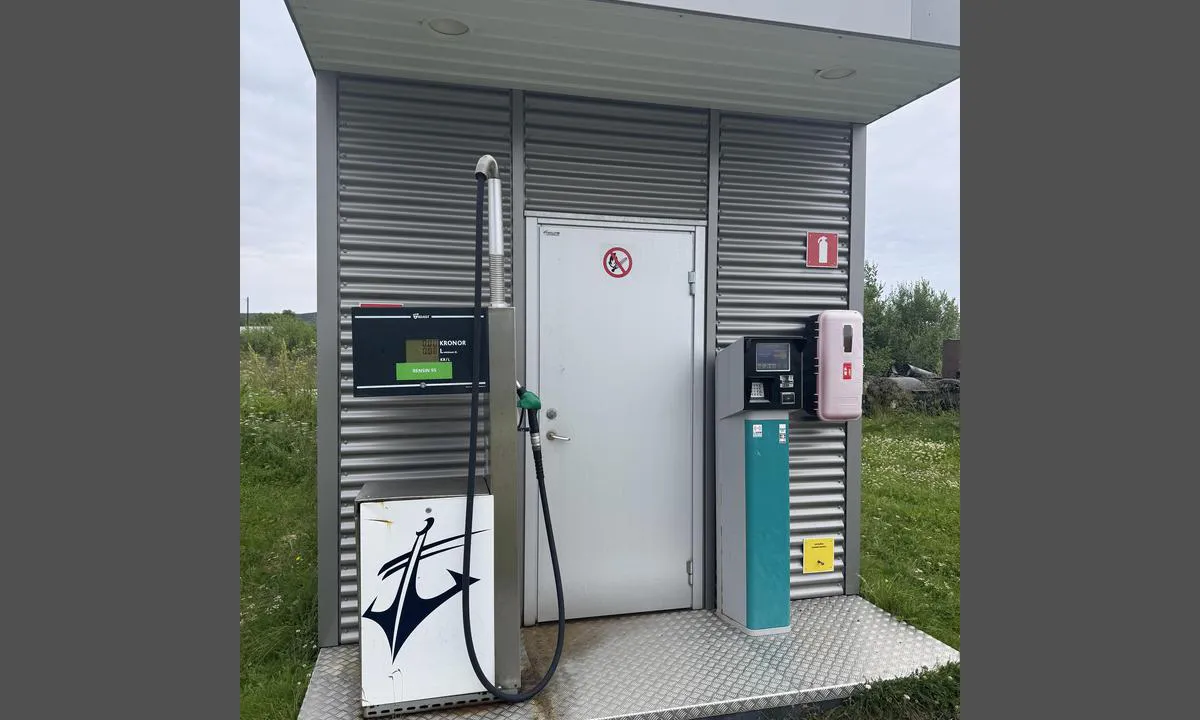 Sandland: {"base": "no", "no": "Kun bensin 95", "se": "Endast bensin 95", "en": "Only gasoline 95", "da": "Kun benzin 95", "fr": "Seulement essence 95", "de": "Nur Benzin 95", "es": "Solo gasolina 95", "it": "Solo benzina 95", "pt": "Apenas gasolina 95", "nl": "Alleen benzine 95", "pl": "Tylko benzyna 95", "uk": "\u0422\u0456\u043b\u044c\u043a\u0438 \u0431\u0435\u043d\u0437\u0438\u043d 95", "ro": "Doar benzin\u0103 95", "tr": "Yaln\u0131zca 95 oktan benzin", "el": "\u039c\u03cc\u03bd\u03bf \u03b2\u03b5\u03bd\u03b6\u03af\u03bd\u03b7 95", "cs": "Pouze benz\u00edn 95", "hu": "Csak 95-\u00f6s benzin", "fi": "Kun bensiin 95", "bg": "\u0421\u0430\u043c\u043e \u0431\u0435\u043d\u0437\u0438\u043d 95", "sr": "Samo bezin 95", "et": "Ainult bensiin 95", "lv": "Tikai benz\u012bns 95", "lt": "Tik benzinas 95"}
