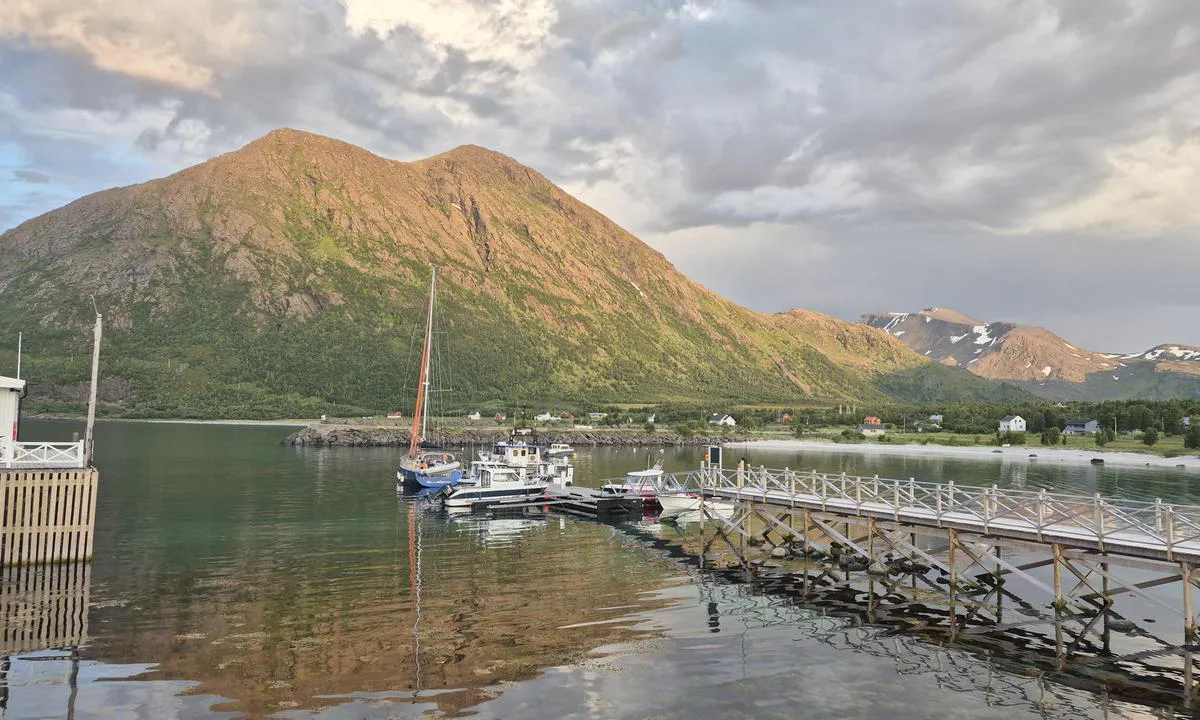Sandland: {"base": "no", "no": "Flytebrygge, 5 m dybde v lavvann ytterst. God h\u00f8yde, lett \u00e5 komme i land.", "se": "Flytbrygga, 5 m djup vid l\u00e5gvatten ytterst. Bra h\u00f6jd, l\u00e4tt att komma i land.", "en": "Floating dock, 5 m depth at low tide on the outer side. Good height, easy to come ashore.", "da": "Flydebro, 5 m dybde ved lavvande yderst. God h\u00f8jde, let at komme i land.", "fr": "Pont flottant, 5 m de profondeur \u00e0 mar\u00e9e basse \u00e0 l'extr\u00e9mit\u00e9. Bonne hauteur, facile \u00e0 d\u00e9barquer.", "de": "Schwimmsteg, 5 m Tiefe bei Niedrigwasser am \u00e4u\u00dferen Ende. Gute H\u00f6he, leicht an Land zu kommen.", "es": "Muelles flotantes, 5 m de profundidad en marea baja en el extremo. Buena altura, f\u00e1cil desembarque.", "it": "Pontile galleggiante, 5 m di profondit\u00e0 con bassa marea all'esterno. Buona altezza, facile da sbarcare.", "pt": "Pont\u00e3o flutuante, 5 m de profundidade na mar\u00e9 baixa no exterior. Boa altura, f\u00e1cil de desembarcar.", "nl": "<p>Drijvende steiger, 5 m diepte bij laag water aan de buitenkant. Goede hoogte, gemakkelijk aan land te gaan.</p>", "pl": "P\u0142ywaj\u0105cy pomost, 5 m g\u0142\u0119boko\u015bci przy najni\u017cszym stanie wody na zewn\u0105trz. Wysoki pomost, \u0142atwo zej\u015b\u0107 na l\u0105d.", "uk": "\u041f\u043b\u0430\u0432\u0443\u0447\u0438\u0439 \u043f\u0440\u0438\u0447\u0430\u043b, \u0433\u043b\u0438\u0431\u0438\u043d\u0430 5 \u043c \u043f\u0440\u0438 \u043d\u0438\u0437\u044c\u043a\u0456\u0439 \u0432\u043e\u0434\u0456 \u043d\u0430 \u0437\u043e\u0432\u043d\u0456\u0448\u043d\u044c\u043e\u043c\u0443 \u043a\u0440\u0430\u044e. \u0414\u043e\u0431\u0440\u0430 \u0432\u0438\u0441\u043e\u0442\u0430, \u043b\u0435\u0433\u043a\u043e \u0432\u0438\u0441\u0430\u0434\u0438\u0442\u0438\u0441\u044f \u043d\u0430 \u0431\u0435\u0440\u0435\u0433.", "ro": "Pontoon plutitoare, ad\u00e2ncime de 5 m la ap\u0103 mic\u0103 \u00een partea exterioar\u0103. \u00cen\u0103l\u021bime bun\u0103, u\u0219or de debarcat.", "tr": "Y\u00fczer iskele, d\u00fc\u015f\u00fck su seviyesinde d\u0131\u015f tarafta 5 m derinlik. \u0130yi y\u00fckseklik, karaya kolay eri\u015fim.", "el": "\u03a0\u03bb\u03c9\u03c4\u03ae \u03c0\u03c1\u03bf\u03b2\u03bb\u03ae\u03c4\u03b1, \u03b2\u03ac\u03b8\u03bf\u03c2 5 \u03bc \u03c3\u03c4\u03bf \u03c7\u03b1\u03bc\u03b7\u03bb\u03cc \u03bd\u03b5\u03c1\u03cc. \u039a\u03b1\u03bb\u03ae \u03b1\u03c0\u03cc\u03c3\u03c4\u03b1\u03c3\u03b7 \u03b1\u03c0\u03cc \u03c4\u03b7\u03bd \u03b5\u03c0\u03b9\u03c6\u03ac\u03bd\u03b5\u03b9\u03b1 \u03c4\u03bf\u03c5 \u03bd\u03b5\u03c1\u03bf\u03cd, \u03b5\u03cd\u03ba\u03bf\u03bb\u03b7 \u03c0\u03c1\u03cc\u03c3\u03b2\u03b1\u03c3\u03b7 \u03c3\u03c4\u03b7\u03bd \u03b1\u03ba\u03c4\u03ae.", "cs": "Plovouc\u00ed molo, 5 m hloubka p\u0159i odlivu na konci. Dobr\u00e1 v\u00fd\u0161ka, snadn\u00fd p\u0159\u00edstup na pevninu.", "hu": "\u00dasz\u00f3m\u00f3l\u00f3, 5 m m\u00e9lys\u00e9g ap\u00e1ly idej\u00e9n k\u00edv\u00fcl. J\u00f3 magass\u00e1g, k\u00f6nny\u0171 kisz\u00e1llni.", "fi": "Kelluva laituri, 5 m syvyytt\u00e4 alavedell\u00e4 ulkona. Hyv\u00e4 korkeus, helppo p\u00e4\u00e4st\u00e4 maihin.", "bg": "\u041f\u043b\u0430\u0432\u0430\u0449 \u043a\u0435\u0439, 5 \u043c \u0434\u044a\u043b\u0431\u043e\u0447\u0438\u043d\u0430 \u043f\u0440\u0438 \u043e\u0442\u043b\u0438\u0432 \u043e\u0442\u0432\u044a\u043d. \u0414\u043e\u0431\u0440\u0430 \u0432\u0438\u0441\u043e\u0447\u0438\u043d\u0430, \u043b\u0435\u0441\u0435\u043d \u0434\u043e\u0441\u0442\u044a\u043f \u0434\u043e \u0431\u0440\u0435\u0433\u0430.", "sr": "<p>\u041f\u043b\u0443\u0442\u0430\u0458\u0443\u045b\u0438 \u043c\u043e\u043b, \u0434\u0443\u0431\u0438\u043d\u0430 5 \u043c \u043f\u0440\u0438 \u043e\u0441\u0435\u043a\u0430\u043c\u0430 \u043d\u0430 \u043a\u0440\u0430\u0458\u045a\u0435\u043c \u0434\u0435\u043b\u0443. \u0414\u043e\u0431\u0440\u0430 \u0432\u0438\u0441\u0438\u043d\u0430, \u043b\u0430\u043a\u043e \u0441\u0435 \u0438\u0437\u0430\u045b\u0438 \u043d\u0430 \u043a\u043e\u043f\u043d\u043e.</p>", "et": "Ujuvkai, 5 m s\u00fcgavus madalveel v\u00e4limises osas. Hea k\u00f5rgus, lihtne maale tulla.", "lv": "Peldo\u0161\u0101 piest\u0101tne, 5 m dzi\u013cums zem\u0101 \u016bdens l\u012bmen\u012b \u0101rpus\u0113. Labs augstums, viegli piest\u0101t.", "lt": "Pl\u016bduriuojantis prieplauka, 5 m gylis prie \u017eemo vandens lygio i\u0161or\u0117je. Geras auk\u0161tis, lengva i\u0161lipti \u012f krant\u0105."}
