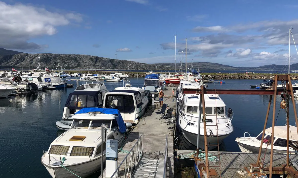 Det er longside fortøying til flytebrygge i gjestehavna til Sandnessjøen Båtforening.