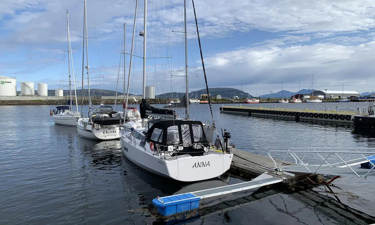 Sandnessjøen Gjestehavn (Sentrum): {"base": "no", "no": "Gode brygger.", "se": "Bra bryggor.", "en": "Good docks.", "da": "Gode broer.", "fr": "Bonnes jet\u00e9es.", "de": "Gute Stege.", "es": "Buenos muelles.", "it": "Buoni moli.", "pt": "Bons cais.", "nl": "Goede aanlegsteigers.", "pl": "Dobre nabrze\u017ca.", "uk": "\u0414\u043e\u0431\u0440\u0456 \u043f\u0440\u0438\u0447\u0430\u043b\u0438.", "ro": "Pontoane bune.", "tr": "\u0130yi iskeleler.", "el": "\u039a\u03b1\u03bb\u03ac \u03b1\u03bb\u03b9\u03b5\u03c5\u03c4\u03b9\u03ba\u03ac \u03ba\u03b1\u03c4\u03b1\u03c6\u03cd\u03b3\u03b9\u03b1.", "cs": "Dobr\u00e9 p\u0159\u00edstavn\u00ed m\u016fstky.", "hu": "J\u00f3 m\u00f3l\u00f3k.", "fi": "Hyv\u00e4t laiturit.", "bg": "\u0414\u043e\u0431\u0440\u0438 \u043a\u0435\u0439\u043e\u0432\u0435.", "sr": "\u0414\u043e\u0431\u0440\u0438 \u043f\u0440\u0438\u0441\u0442\u0430\u043d\u0438\u0448\u0442\u0430.", "et": "Head kailad.", "lv": "Labi piest\u0101tnes.", "lt": "Geri uostai."}