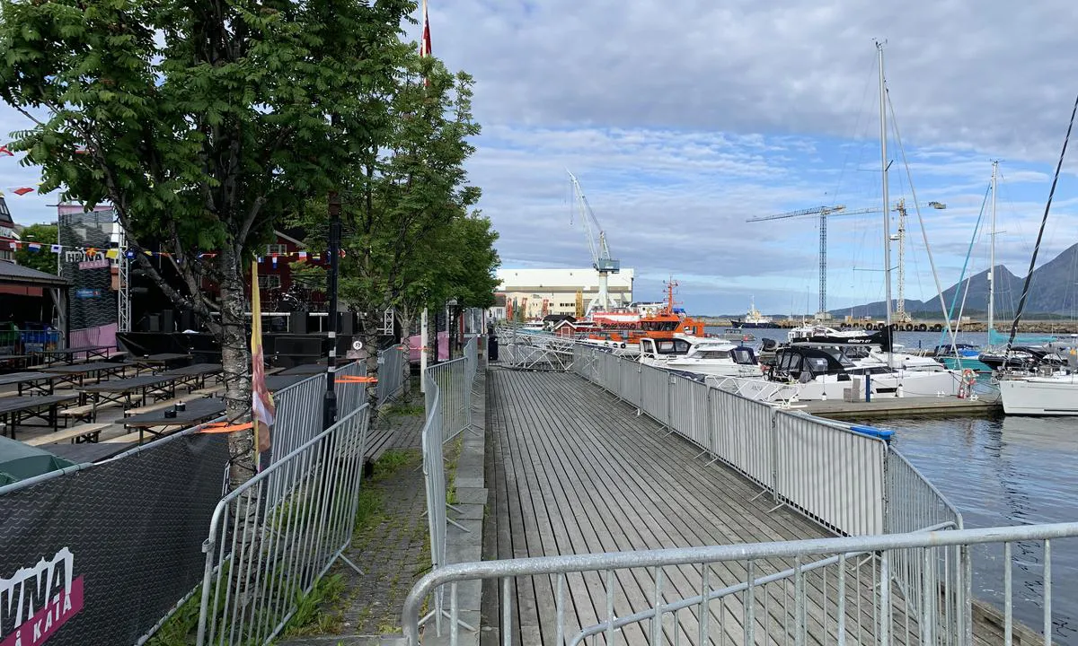 Sandnessjøen Gjestehavn (Sentrum): {"base": "no", "no": "Konsert rett p\u00e5 kaia.", "se": "Konsert direkt p\u00e5 kajen.", "en": "Concert right on the quay.", "da": "Koncert lige p\u00e5 kajen.", "fr": "Concert directement sur le quai.", "de": "Konzert direkt am Kai.", "es": "Concierto directamente en el muelle.", "it": "Concerto direttamente sul molo.", "pt": "Concerto direto no cais.", "nl": "Concert direct aan de kade.", "pl": "Koncert tu\u017c przy nabrze\u017cu.", "uk": "\u041a\u043e\u043d\u0446\u0435\u0440\u0442 \u043f\u0440\u044f\u043c\u043e \u043d\u0430 \u043f\u0440\u0438\u0447\u0430\u043b\u0456.", "ro": "Concert chiar pe chei.", "tr": "\u0130skelede do\u011frudan konser.", "el": "\u03a3\u03c5\u03bd\u03b1\u03c5\u03bb\u03af\u03b1 \u03b1\u03ba\u03c1\u03b9\u03b2\u03ce\u03c2 \u03c3\u03c4\u03b7\u03bd \u03b1\u03c0\u03bf\u03b2\u03ac\u03b8\u03c1\u03b1.", "cs": "Koncert p\u0159\u00edmo na molu.", "hu": "Koncert k\u00f6zvetlen\u00fcl a m\u00f3l\u00f3n.", "fi": "Konsertti suoraan laiturilla.", "bg": "\u041a\u043e\u043d\u0446\u0435\u0440\u0442 \u0442\u043e\u0447\u043d\u043e \u043d\u0430 \u043a\u0435\u044f.", "sr": "\u041a\u043e\u043d\u0446\u0435\u0440\u0442 \u0434\u0438\u0440\u0435\u043a\u0442\u043d\u043e \u043d\u0430 \u043a\u0435\u0458\u0443.", "et": "Kontsert otse kail.", "lv": "Koncerts tie\u0161i uz piest\u0101tnes.", "lt": "Koncertas tiesiai prie prieplaukos."}