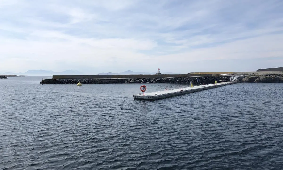 Gjestebrygga på Sandøy ligger beskyttet innenfor en molo, men er utsatt på sørlige vinder.