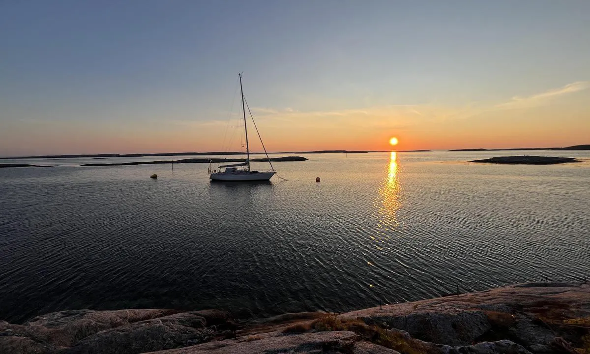 Sandsundvær: {"base": "en", "no": "Moring ved to b\u00f8yer mulig.", "se": "M\u00f6jligt att f\u00f6rt\u00f6ja vid tv\u00e5 bojar.", "en": "Mooring at two buoy possible.", "da": "Fort\u00f8jning ved to b\u00f8jer muligt.", "fr": "Amarrage \u00e0 deux bou\u00e9es possible.", "de": "Anlegen an zwei Bojen m\u00f6glich.", "es": "Es posible amarrar a dos boyas.", "it": "Ormeggio a due boe possibile.", "pt": "Poss\u00edvel amarrar a duas boias.", "nl": "Aanmeren aan twee boeien mogelijk.", "pl": "Cumowanie przy dw\u00f3ch bojach mo\u017cliwe.", "uk": "\u041c\u043e\u0436\u043b\u0438\u0432\u043e \u0448\u0432\u0430\u0440\u0442\u0443\u0432\u0430\u043d\u043d\u044f \u043d\u0430 \u0434\u0432\u043e\u0445 \u0431\u0443\u044f\u0445.", "ro": "Acostarea la dou\u0103 geamanduri este posibil\u0103.", "tr": "\u0130ki \u015famand\u0131raya yana\u015fmak m\u00fcmk\u00fcn.", "el": "\u03a0\u03c1\u03bf\u03c3\u03b4\u03ad\u03c3\u03bc\u03b5\u03c5\u03c3\u03b7 \u03c3\u03b5 \u03b4\u03cd\u03bf \u03c3\u03b7\u03bc\u03b1\u03b4\u03bf\u03cd\u03c1\u03b5\u03c2 \u03b4\u03c5\u03bd\u03b1\u03c4\u03ae.", "cs": "St\u00e1n\u00ed u dvou b\u00f3j\u00ed mo\u017en\u00e9.", "hu": "Kik\u00f6t\u00e9s k\u00e9t b\u00f3j\u00e1n\u00e1l lehets\u00e9ges.", "fi": "Kiinnittyminen kahteen poijuun mahdollista.", "bg": "\u0412\u044a\u0437\u043c\u043e\u0436\u043d\u043e \u0435 \u043f\u0440\u0438\u0441\u0442\u0430\u0432\u0430\u043d\u0435 \u043d\u0430 \u0434\u0432\u0430 \u0431\u0443\u044f.", "sr": "Privezivanje na dva plovka mogu\u0107e.", "et": "Poidevahelise sildumise v\u00f5imalus.", "lv": "Iesp\u0113jama pietauvo\u0161an\u0101s pie div\u0101m boju enkurviet\u0101m.", "lt": "\u0160vartavimasis prie dviej\u0173 pl\u016bdur\u0173 \u012fmanomas."}
