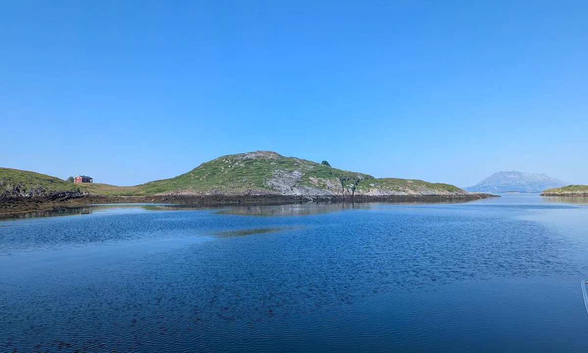 Sandvær - Alstahaug: {"base": "en", "no": "Ser nordvest", "se": "Ser mot NV", "en": "Looking NW", "da": "Ser mod NV", "fr": "Regardant vers le NO", "de": "Blick NW", "es": "Mirando al NO", "it": "Guardando a NO", "pt": "Olhando para NO", "nl": "Kijken NW", "pl": "Patrz\u0105c na NW", "uk": "\u041f\u043e\u0433\u043b\u044f\u0434 \u043d\u0430 \u041f\u0417\u0417", "ro": "Privind NV", "tr": "Kuzeybat\u0131ya bak\u0131\u015f", "el": "\u039a\u03bf\u03b9\u03c4\u03ce\u03bd\u03c4\u03b1\u03c2 \u03c0\u03c1\u03bf\u03c2 \u0392\u0394", "cs": "Pohled na SZ", "hu": "\u00c9NY-i ir\u00e1nyba n\u00e9zve", "fi": "Katsoo luoteeseen", "bg": "\u0413\u043b\u0435\u0434\u043a\u0430 \u043a\u044a\u043c \u0421\u0417", "sr": "Gledaju\u0107i SZ", "et": "Vaade loode suunas", "lv": "Skats ZR", "lt": "\u017dvelgiant \u0160V"}