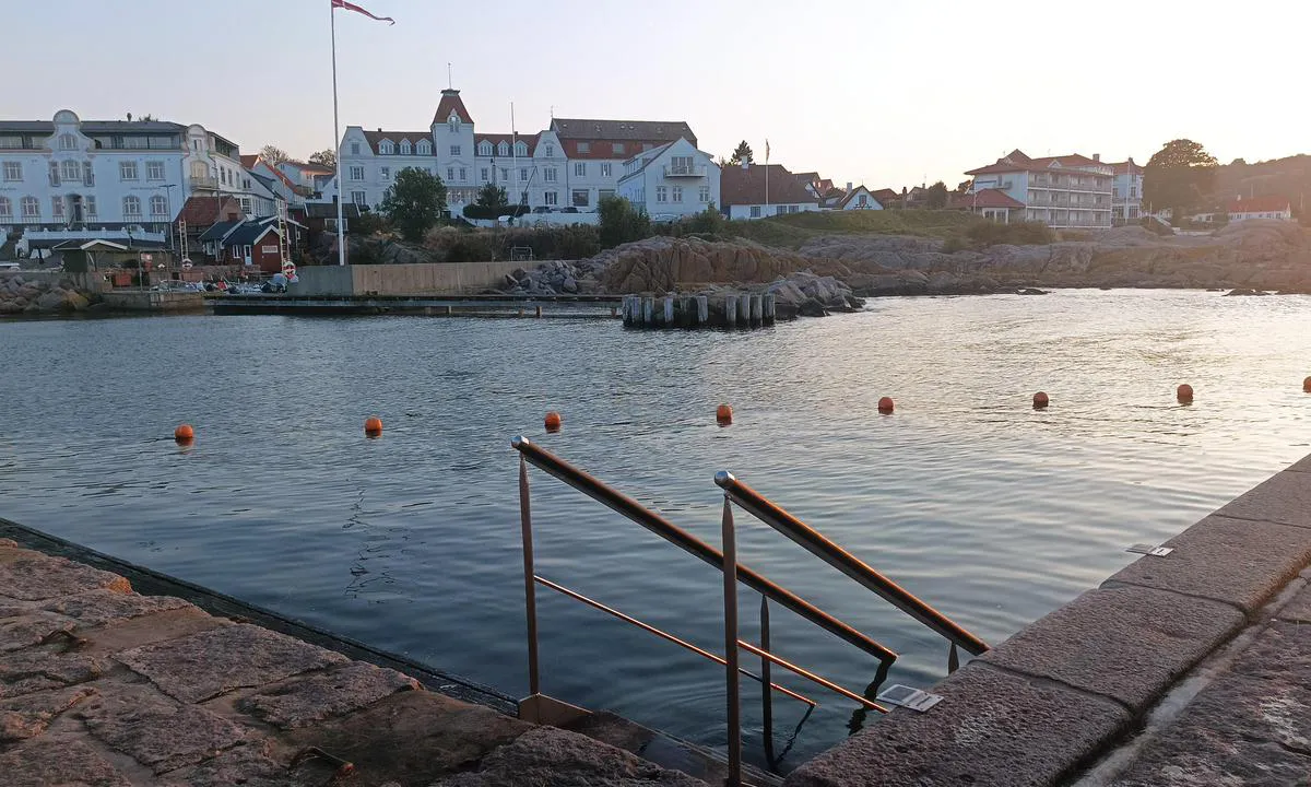 Sandvig Havn: {"base": "en", "no": "Sv\u00f8mmeomr\u00e5de i havnen", "se": "Simbass\u00e4ng i hamnen", "en": "Swimming area in the harbour", "da": "Badeomr\u00e5de i havnen", "fr": "Zone de baignade dans le port", "de": "Schwimmbereich im Hafen", "es": "\u00c1rea de ba\u00f1o en el puerto", "it": "Zona di nuoto nel porto", "pt": "\u00c1rea de nata\u00e7\u00e3o no porto", "nl": "Zwemgebied in de haven", "pl": "Strefa k\u0105pielowa w porcie", "uk": "\u0417\u043e\u043d\u0430 \u0434\u043b\u044f \u043a\u0443\u043f\u0430\u043d\u043d\u044f \u0432 \u0433\u0430\u0432\u0430\u043d\u0456", "ro": "Zon\u0103 de \u00eenot \u00een port", "tr": "Liman i\u00e7inde y\u00fczme alan\u0131", "el": "\u03a0\u03b5\u03c1\u03b9\u03bf\u03c7\u03ae \u03ba\u03bf\u03bb\u03cd\u03bc\u03b2\u03b7\u03c3\u03b7\u03c2 \u03c3\u03c4\u03bf \u03bb\u03b9\u03bc\u03ac\u03bd\u03b9", "cs": "Plaveck\u00e1 oblast v p\u0159\u00edstavu", "hu": "\u00dasz\u00f3ter\u00fclet a kik\u00f6t\u0151ben", "fi": "Uimapaikka satamassa", "bg": "\u041f\u043b\u0443\u0432\u043d\u0430 \u0437\u043e\u043d\u0430 \u0432 \u043f\u0440\u0438\u0441\u0442\u0430\u043d\u0438\u0449\u0435\u0442\u043e", "sr": "Podru\u010dje za kupanje u luci", "et": "Ujumisala sadamas", "lv": "Peld\u0113\u0161anas zona ost\u0101", "lt": "Plaukimo zona uoste"}