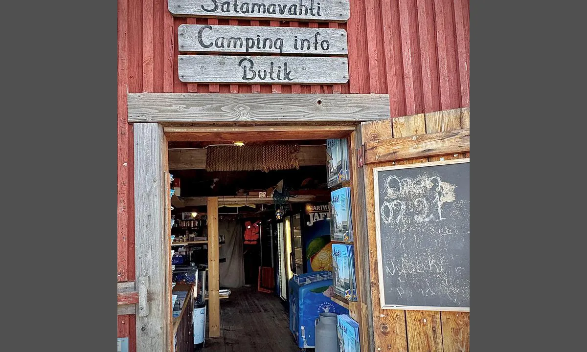 Sandvik - Munkvärvan: {"base": "en", "no": "Selvskannerbutikk har det essensielle som melk, sm\u00f8r, egg, ost og drikke.", "se": "Sj\u00e4lvscanningsbutiken har det v\u00e4sentliga s\u00e5som mj\u00f6lk, sm\u00f6r, \u00e4gg, ost och drycker.", "en": "Self-scanner shop has the essentials such as milk, butter, eggs, cheese and drinks.", "da": "Selvscanningsbutikken har det mest n\u00f8dvendige s\u00e5som m\u00e6lk, sm\u00f8r, \u00e6g, ost og drikkevarer.", "fr": "Le magasin libre-service propose les articles essentiels tels que le lait, le beurre, les \u0153ufs, le fromage et les boissons.", "de": "Der Selbstscanner-Laden hat das Notwendigste wie Milch, Butter, Eier, K\u00e4se und Getr\u00e4nke.", "es": "La tienda de autoservicio tiene lo esencial, como leche, mantequilla, huevos, queso y bebidas.", "it": "Il negozio con self-scanner offre gli articoli essenziali come latte, burro, uova, formaggi e bevande.", "pt": "Loja de autoatendimento tem o essencial, como leite, manteiga, ovos, queijo e bebidas.", "nl": "Zelfscanner-winkel heeft de essenti\u00eble zaken zoals melk, boter, eieren, kaas en drinken.", "pl": "Sklep samoobs\u0142ugowy ma podstawowe artyku\u0142y takie jak mleko, mas\u0142o, jajka, ser i napoje.", "uk": "\u041c\u0430\u0433\u0430\u0437\u0438\u043d \u0441\u0430\u043c\u043e\u043e\u0431\u0441\u043b\u0443\u0433\u043e\u0432\u0443\u0432\u0430\u043d\u043d\u044f \u043c\u0430\u0454 \u043d\u0435\u043e\u0431\u0445\u0456\u0434\u043d\u0435, \u0442\u0430\u043a\u0435 \u044f\u043a \u043c\u043e\u043b\u043e\u043a\u043e, \u043c\u0430\u0441\u043b\u043e, \u044f\u0439\u0446\u044f, \u0441\u0438\u0440 \u0442\u0430 \u043d\u0430\u043f\u043e\u0457.", "ro": "Magazinul cu autoservire are produse esen\u021biale precum lapte, unt, ou\u0103, br\u00e2nz\u0103 \u0219i b\u0103uturi.", "tr": "Kendi kendine taramal\u0131 ma\u011fazada s\u00fct, tereya\u011f\u0131, yumurta, peynir ve i\u00e7ecekler gibi temel ihtiya\u00e7lar bulunur.", "el": "\u03a4\u03bf \u03ba\u03b1\u03c4\u03ac\u03c3\u03c4\u03b7\u03bc\u03b1 \u03b1\u03c5\u03c4\u03bf\u03b5\u03be\u03c5\u03c0\u03b7\u03c1\u03ad\u03c4\u03b7\u03c3\u03b7\u03c2 \u03b4\u03b9\u03b1\u03b8\u03ad\u03c4\u03b5\u03b9 \u03c4\u03b1 \u03b1\u03c0\u03b1\u03c1\u03b1\u03af\u03c4\u03b7\u03c4\u03b1 \u03cc\u03c0\u03c9\u03c2 \u03b3\u03ac\u03bb\u03b1, \u03b2\u03bf\u03cd\u03c4\u03c5\u03c1\u03bf, \u03b1\u03c5\u03b3\u03ac, \u03c4\u03c5\u03c1\u03af \u03ba\u03b1\u03b9 \u03c0\u03bf\u03c4\u03ac.", "cs": "Obchod s vlastn\u00edmi skenery m\u00e1 z\u00e1kladn\u00ed potraviny, jako jsou ml\u00e9ko, m\u00e1slo, vejce, s\u00fdr a n\u00e1poje.", "hu": "\u00d6nkiszolg\u00e1l\u00f3 bolt, ahol megtal\u00e1lhat\u00f3k az alapvet\u0151 \u00e9lelmiszerek, mint a tej, vaj, toj\u00e1s, sajt \u00e9s italok.", "fi": "Itsepalvelukaupassa on v\u00e4ltt\u00e4m\u00e4tt\u00f6mi\u00e4 tuotteita, kuten maitoa, voita, munia, juustoa ja juomia.", "bg": "\u041c\u0430\u0433\u0430\u0437\u0438\u043d\u044a\u0442 \u0441\u044a\u0441 \u0441\u0430\u043c\u043e\u0441\u0442\u043e\u044f\u0442\u0435\u043b\u043d\u043e \u0441\u043a\u0430\u043d\u0438\u0440\u0430\u043d\u0435 \u0440\u0430\u0437\u043f\u043e\u043b\u0430\u0433\u0430 \u0441 \u043e\u0441\u043d\u043e\u0432\u043d\u0438 \u0441\u0442\u043e\u043a\u0438 \u043a\u0430\u0442\u043e \u043c\u043b\u044f\u043a\u043e, \u043c\u0430\u0441\u043b\u043e, \u044f\u0439\u0446\u0430, \u0441\u0438\u0440\u0435\u043d\u0435 \u0438 \u043d\u0430\u043f\u0438\u0442\u043a\u0438.", "sr": "Self-scanner prodavnica ima osnovne namirnice kao \u0161to su mleko, puter, jaja, sir i pi\u0107a.", "et": "Iseteeninduspoes on esmatarbekaubad, nagu piim, v\u00f5i, munad, juust ja joogid.", "lv": "Pa\u0161apkalpo\u0161an\u0101s veikals pied\u0101v\u0101 nepiecie\u0161amo, piem\u0113ram, pienu, sviestu, olas, sieru un dz\u0113rienus.", "lt": "Savitarnos parduotuv\u0117je yra b\u016btiniausios prek\u0117s, tokios kaip pienas, sviestas, kiau\u0161iniai, s\u016bris ir g\u0117rimai."}
