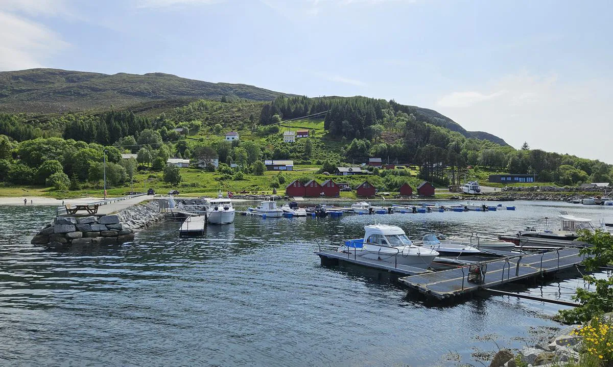 Sandvik Småbåtforening: {"base": "no", "no": "Havnen sett fra moloen.", "se": "Hamnen sedd fr\u00e5n piren.", "en": "The harbour seen from the breakwater.", "da": "Havnen set fra molen.", "fr": "Le port vu depuis la jet\u00e9e.", "de": "Der Hafen gesehen vom Wellenbrecher.", "es": "El puerto visto desde el rompeolas.", "it": "Il porto visto dal molo.", "pt": "O porto visto do quebra-mar.", "nl": "De haven gezien vanaf de pier.", "pl": "Widok na port z falochronu.", "uk": "\u0413\u0430\u0432\u0430\u043d\u044c, \u0432\u0438\u0434 \u0437 \u043c\u043e\u043b\u0443.", "ro": "Portul v\u0103zut de pe dig.", "tr": "Liman mendirekten g\u00f6r\u00fcn\u00fcm.", "el": "\u03a4\u03bf \u03bb\u03b9\u03bc\u03ac\u03bd\u03b9 \u03cc\u03c0\u03c9\u03c2 \u03c6\u03b1\u03af\u03bd\u03b5\u03c4\u03b1\u03b9 \u03b1\u03c0\u03cc \u03c4\u03bf\u03bd \u03ba\u03c5\u03bc\u03b1\u03c4\u03bf\u03b8\u03c1\u03b1\u03cd\u03c3\u03c4\u03b7.", "cs": "P\u0159\u00edstav vid\u011bn\u00fd z mola.", "hu": "A kik\u00f6t\u0151 a m\u00f3l\u00f3r\u00f3l n\u00e9zve.", "fi": "Satama n\u00e4htyn\u00e4 aallonmurtajalta.", "bg": "\u041f\u0440\u0438\u0441\u0442\u0430\u043d\u0438\u0449\u0435\u0442\u043e, \u0433\u043b\u0435\u0434\u0430\u043d\u043e \u043e\u0442 \u0432\u044a\u043b\u043d\u043e\u043b\u043e\u043c\u0430.", "sr": "\u041b\u0443\u043a\u0430 \u0432\u0438\u0452\u0435\u043d\u0430 \u0441\u0430 \u043c\u043e\u043b\u0430.", "et": "Sadam vaadatuna muulilt.", "lv": "Osta skat\u012bta no mola.", "lt": "Uostas matomas nuo molio."}