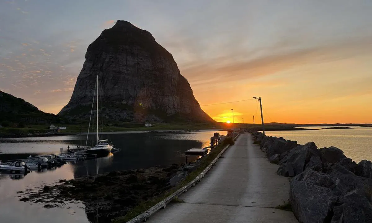 Sanna - Træna: Ute på moloen er det ferskvann og toalett. Store båter/seilbåter må ligge ytterst på flytebrygga. Det er ikke plass til mange båter.