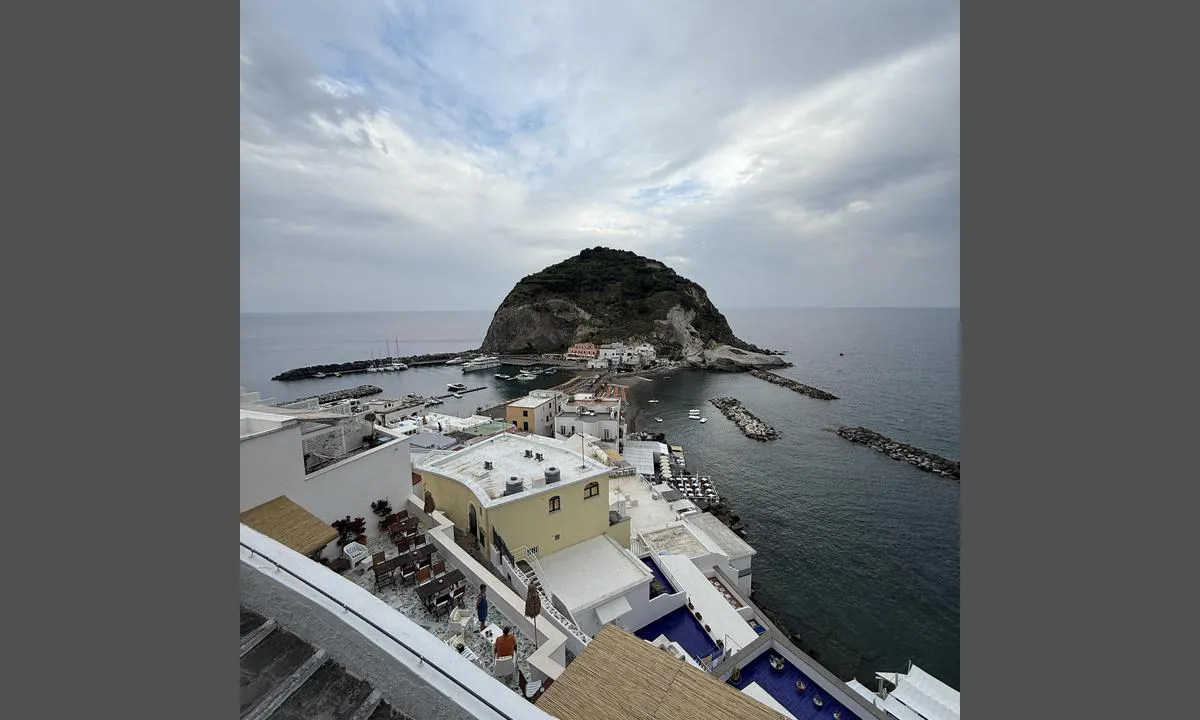 Porto di Sant'Angelo: {"base": "de", "no": "Gjestebrygge rett bak b\u00f8lgebryteren, rolig. Str\u00f8m og vann tilgjengelig. Ingen sanit\u00e6ranlegg. VHF kanal 6, hjelp med fort\u00f8yning tilgjengelig.", "se": "G\u00e4stplatser direkt bakom v\u00e5gbrytaren, lugnt.<br>Str\u00f6m och vatten finns.<br>Inga sanitetsanl\u00e4ggningar<br>VHF-kanal 6, ang\u00f6ringshj\u00e4lp finns", "en": "Guest moorings directly behind the breakwater, calm. Electricity and water available. No sanitary facilities. VHF channel 6, docking assistance available", "da": "G\u00e6stepladser lige bag b\u00f8lgebryderen, roligt.\nStr\u00f8m og vand tilg\u00e6ngelig.\nIngen sanit\u00e6re faciliteter.\nVHF kanal 6, anl\u00f8bshj\u00e6lp tilg\u00e6ngelig", "fr": "Emplacement pour visiteurs directement derri\u00e8re le brise-lames, tranquille.<br>\u00c9lectricit\u00e9 et eau disponibles.<br>Pas de sanitaires.<br>Canal VHF 6, Aide \u00e0 l'amarrage disponible", "de": "Gastlieger direkt hinter dem Wellenbrecher, ruhig. \r\nStrom und Wasser vorhanden.\r\nKeine Sanit\u00e4ranlagen \r\nUKW Kanal 6 , Anlegehilfe vorhanden", "es": "Amarre de visitantes directamente detr\u00e1s del rompeolas, tranquilo.<br>Electricidad y agua disponibles.<br>Sin instalaciones sanitarias.<br>Canal VHF 6, asistencia para el atraque disponible.", "it": "Posti barca per ospiti direttamente dietro il frangiflutti, tranquillo.<br>Corrente e acqua disponibili.<br>Nessun impianto sanitario.<br>Canale VHF 6, assistenza all'ormeggio disponibile.", "pt": "Embarca\u00e7\u00f5es de visita diretamente atr\u00e1s do quebra-mar, tranquilo. Eletricidade e \u00e1gua dispon\u00edveis. Sem instala\u00e7\u00f5es sanit\u00e1rias. Canal de VHF 6, assist\u00eancia de amarra\u00e7\u00e3o dispon\u00edvel.", "nl": "Passanten direct achter de golfbreker, rustig.<br>Stroom en water aanwezig.<br>Geen sanitaire voorzieningen.<br>VHF kanaal 6, aanmeerhulp aanwezig.", "pl": "Miejsca dla go\u015bci bezpo\u015brednio za falochronem, spokojne. <br> Dost\u0119pne pr\u0105d i woda. <br> Brak urz\u0105dze\u0144 sanitarnych. <br> Kana\u0142 UKF 6, dost\u0119pna pomoc przy cumowaniu.", "uk": "\u0413\u043e\u0441\u0442\u044c\u043e\u0432\u0456 \u043c\u0456\u0441\u0446\u044f \u0431\u0435\u0437\u043f\u043e\u0441\u0435\u0440\u0435\u0434\u043d\u044c\u043e \u0437\u0430 \u0445\u0432\u0438\u043b\u0435\u0440\u0456\u0437\u043e\u043c, \u0441\u043f\u043e\u043a\u0456\u0439\u043d\u043e.<br>\u0415\u043b\u0435\u043a\u0442\u0440\u0438\u043a\u0430 \u0456 \u0432\u043e\u0434\u0430 \u0432 \u043d\u0430\u044f\u0432\u043d\u043e\u0441\u0442\u0456.<br>\u041d\u0435\u043c\u0430\u0454 \u0441\u0430\u043d\u0456\u0442\u0430\u0440\u043d\u0438\u0445 \u043f\u0440\u0438\u043c\u0456\u0449\u0435\u043d\u044c.<br>VHF \u043a\u0430\u043d\u0430\u043b 6, \u043d\u0430\u044f\u0432\u043d\u0430 \u0434\u043e\u043f\u043e\u043c\u043e\u0433\u0430 \u043f\u0440\u0438 \u0448\u0432\u0430\u0440\u0442\u0443\u0432\u0430\u043d\u043d\u0456.", "ro": "Locuri de acostare pentru oaspe\u021bi direct \u00een spatele digului, lini\u0219te.<br>Curent electric \u0219i ap\u0103 disponibile.<br>Nu exist\u0103 instala\u021bii sanitare.<br>VHF canal 6, ajutor pentru acostare disponibil.", "tr": "Misafir iskelesi dalgak\u0131ran\u0131n hemen arkas\u0131nda, sakin.<br>Elektrik ve su mevcut.<br>Sanitasyon tesisleri yok.<br>VHF Kanal 6, yana\u015fma yard\u0131m\u0131 mevcut", "el": "\u0398\u03ad\u03c3\u03b5\u03b9\u03c2 \u03c6\u03b9\u03bb\u03bf\u03be\u03b5\u03bd\u03bf\u03cd\u03bc\u03b5\u03bd\u03c9\u03bd \u03b1\u03ba\u03c1\u03b9\u03b2\u03ce\u03c2 \u03c0\u03af\u03c3\u03c9 \u03b1\u03c0\u03cc \u03c4\u03bf\u03bd \u03ba\u03c5\u03bc\u03b1\u03c4\u03bf\u03b8\u03c1\u03b1\u03cd\u03c3\u03c4\u03b7, \u03ae\u03c1\u03b5\u03bc\u03b1.<br>\u03a1\u03b5\u03cd\u03bc\u03b1 \u03ba\u03b1\u03b9 \u03bd\u03b5\u03c1\u03cc \u03b4\u03b9\u03b1\u03b8\u03ad\u03c3\u03b9\u03bc\u03b1.<br>\u039a\u03b1\u03bc\u03af\u03b1 \u03b5\u03b3\u03ba\u03b1\u03c4\u03ac\u03c3\u03c4\u03b1\u03c3\u03b7 \u03c5\u03b3\u03b9\u03b5\u03b9\u03bd\u03ae\u03c2.<br>VHF \u03ba\u03b1\u03bd\u03ac\u03bb\u03b9 6, \u03b4\u03b9\u03b1\u03b8\u03ad\u03c3\u03b9\u03bc\u03b7 \u03b2\u03bf\u03ae\u03b8\u03b5\u03b9\u03b1 \u03c0\u03c1\u03cc\u03c3\u03b4\u03b5\u03c3\u03b7\u03c2.", "cs": "Hostuj\u00edc\u00ed lod\u011b p\u0159\u00edmo za vlnolamem, klidn\u00e9 m\u00edsto.<br>Elektrick\u00e1 energie a voda k dispozici.<br>\u017d\u00e1dn\u00e9 sanit\u00e1rn\u00ed za\u0159\u00edzen\u00ed.<br>VKV kan\u00e1l 6, pomoc p\u0159i p\u0159ist\u00e1n\u00ed k dispozici.", "hu": "Vend\u00e9ghaj\u00f3k k\u00f6zvetlen\u00fcl a hull\u00e1mt\u00f6r\u0151 m\u00f6g\u00f6tt, csendes.<br>\u00c1ram \u00e9s v\u00edz rendelkez\u00e9sre \u00e1ll.<br>Nincsenek szaniterl\u00e9tes\u00edtm\u00e9nyek<br>UKW 6-os csatorna, seg\u00edts\u00e9g a kik\u00f6t\u00e9sn\u00e9l rendelkez\u00e9sre \u00e1ll", "fi": "Vieraspaikat heti aallonmurtajan takana, rauhallinen.\nS\u00e4hk\u00f6 ja vesi saatavilla.\nEi saniteettitiloja.\nVHF-kanava 6, kiinnitysapu saatavilla", "bg": "\u0413\u043e\u0441\u0442\u0443\u0432\u0430\u0449\u0438 \u043c\u0435\u0441\u0442\u0430 \u043d\u0435\u043f\u043e\u0441\u0440\u0435\u0434\u0441\u0442\u0432\u0435\u043d\u043e \u0437\u0430\u0434 \u0432\u044a\u043b\u043d\u043e\u043b\u043e\u043c\u0430, \u0441\u043f\u043e\u043a\u043e\u0439\u043d\u043e. \u041d\u0430\u043b\u0438\u0447\u043d\u0438 \u0435\u043b\u0435\u043a\u0442\u0440\u0438\u0447\u0435\u0441\u0442\u0432\u043e \u0438 \u0432\u043e\u0434\u0430. \u041d\u044f\u043c\u0430 \u0441\u0430\u043d\u0438\u0442\u0430\u0440\u043d\u0438 \u0441\u044a\u043e\u0440\u044a\u0436\u0435\u043d\u0438\u044f. \u0423\u041a\u0412 \u043a\u0430\u043d\u0430\u043b 6, \u043d\u0430\u043b\u0438\u0447\u043d\u0430 \u043f\u043e\u043c\u043e\u0449 \u043f\u0440\u0438 \u0430\u043a\u0443\u0441\u0442\u0438\u0440\u0430\u043d\u0435.", "sr": "Gostuju\u0107i vezovi odmah iza lukobrana, mirno. Struja i voda dostupni. Nema sanitarnih \u010dvorova. VHF kanal 6, pomo\u0107 pri vezivanju dostupna.", "et": "K\u00fclalispaadikoht kohe lainemurdja taga, rahulik. Elektri- ja veevarustus on olemas. Sanitaarruume pole. VHF kanal 6, kallastikuga abivahend olemas.", "lv": "Viesu piest\u0101tnes tie\u0161i aiz vi\u013c\u0146lau\u017ea, mier\u012bgi.<br> Elektr\u012bba un \u016bdens pieejami.<br> Nav sanit\u0101ro telpu.<br> VHF kan\u0101ls 6, piek\u0161an\u0101s pal\u012bdz\u012bba pieejama.", "lt": "Sve\u010di\u0173 prieplauka tiesiai u\u017e bangolau\u017e\u0117s, ramu.<br>Elektros ir vandens yra.<br>Be sanitarini\u0173 \u012frengini\u0173.<br>VHF kanalas 6, \u0161vartavimosi pagalba yra."}