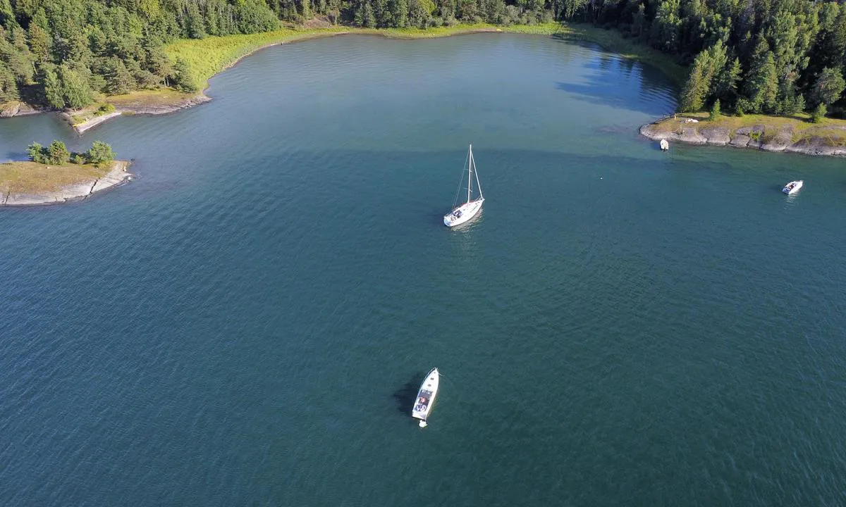 Just west of Saraholmen, you will find a nice anchorage on the north end of Borøya