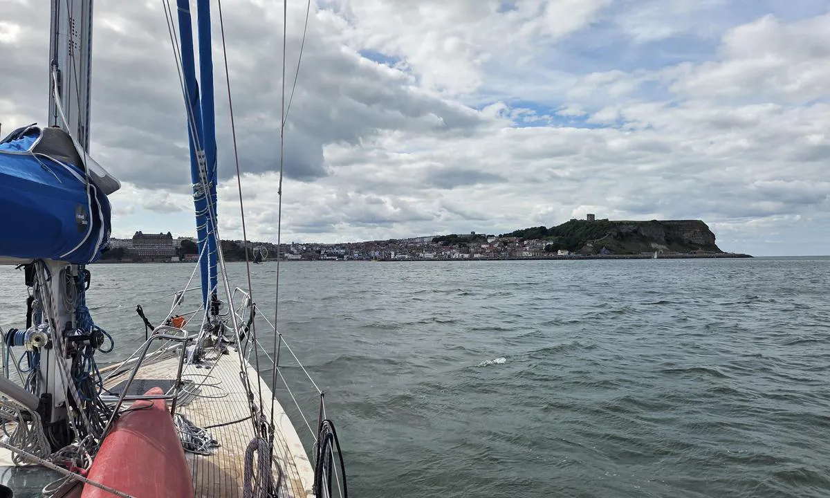 Scarborough Harbour - North Yorkshire: {"base": "no", "no": "Havna sett fra utsiden.\r\nMan skal inn langs det hvite t\u00e5rnet.", "se": "Hamnen sedd fr\u00e5n utsidan. Man ska in l\u00e4ngs det vita tornet.", "en": "The harbor seen from the outside.<br>You should enter along the white tower.", "da": "Havnen set udefra.<br> Man skal ind langs det hvide t\u00e5rn.", "fr": "Le port vu de l'ext\u00e9rieur.<br/>On doit entrer le long de la tour blanche.", "de": "Der Hafen von au\u00dfen gesehen. <br> Man soll an dem wei\u00dfen Turm entlang einfahren.", "es": "El puerto visto desde afuera.<br>Hay que entrar junto a la torre blanca.", "it": "Il porto visto dall'esterno.<br>Bisogna entrare lungo la torre bianca.", "pt": "O porto visto de fora.<br>Deve-se entrar ao longo da torre branca.", "nl": "De haven gezien van buitenaf.<br>Men vaart langs de witte toren naar binnen.", "pl": "Widok na port z zewn\u0105trz. Nale\u017cy wp\u0142yn\u0105\u0107 wzd\u0142u\u017c bia\u0142ej wie\u017cy.", "uk": "\u0413\u0430\u0432\u0430\u043d\u044c \u0456\u0437 \u0437\u043e\u0432\u043d\u0456\u0448\u043d\u044c\u043e\u0457 \u0441\u0442\u043e\u0440\u043e\u043d\u0438. \u0422\u0440\u0435\u0431\u0430 \u0440\u0443\u0445\u0430\u0442\u0438\u0441\u044f \u0432\u0437\u0434\u043e\u0432\u0436 \u0431\u0456\u043b\u043e\u0433\u043e \u0431\u0430\u0448\u0442\u0438.", "ro": "Vedere asupra portului din exterior. Trebuie s\u0103 naviga\u021bi pe l\u00e2ng\u0103 turnul alb.", "tr": "Limana d\u0131\u015far\u0131dan bak\u0131\u015f. Beyaz kulenin yan\u0131ndan i\u00e7eri girmelisiniz.", "el": "\u03a4\u03bf \u03bb\u03b9\u03bc\u03ac\u03bd\u03b9 \u03cc\u03c0\u03c9\u03c2 \u03c6\u03b1\u03af\u03bd\u03b5\u03c4\u03b1\u03b9 \u03b1\u03c0\u03cc \u03c4\u03bf \u03b5\u03be\u03c9\u03c4\u03b5\u03c1\u03b9\u03ba\u03cc.<br>\u03a0\u03c1\u03ad\u03c0\u03b5\u03b9 \u03bd\u03b1 \u03bc\u03c0\u03b5\u03b9 \u03ba\u03b1\u03bd\u03b5\u03af\u03c2 \u03ba\u03b1\u03c4\u03ac \u03bc\u03ae\u03ba\u03bf\u03c2 \u03c4\u03bf\u03c5 \u03bb\u03b5\u03c5\u03ba\u03bf\u03cd \u03c0\u03cd\u03c1\u03b3\u03bf\u03c5.", "cs": "P\u0159\u00edstav pohledem zvn\u011bj\u0161ku. Mus\u00ed se vplout kolem b\u00edl\u00e9 v\u011b\u017ee.", "hu": "A kik\u00f6t\u0151 k\u00fcls\u0151 n\u00e9zete. Az ember a feh\u00e9r torony ment\u00e9n halad be.", "fi": "Satama n\u00e4htyn\u00e4 ulkopuolelta. Pit\u00e4isi ajaa sis\u00e4\u00e4n valkoisen tornin ohitse.", "bg": "\u041f\u0440\u0438\u0441\u0442\u0430\u043d\u0438\u0449\u0435\u0442\u043e, \u043f\u043e\u0433\u043b\u0435\u0434\u043d\u0430\u0442\u043e \u043e\u0442\u0432\u044a\u043d.<br>\u0422\u0440\u044f\u0431\u0432\u0430 \u0434\u0430 \u0441\u0435 \u0432\u043b\u0435\u0437\u0435 \u043f\u043e\u043a\u0440\u0430\u0439 \u0431\u044f\u043b\u0430\u0442\u0430 \u043a\u0443\u043b\u0430.", "sr": "\u041f\u0440\u0438\u0441\u0442\u0430\u043d\u0438\u0448\u0442\u0435 \u0433\u043b\u0435\u0434\u0430\u043d\u043e \u0441\u043f\u043e\u0459\u0430. \u0422\u0440\u0435\u0431\u0430 \u0443\u045b\u0438 \u0434\u0443\u0436 \u0431\u0435\u043b\u043e\u0433 \u0442\u043e\u0440\u045a\u0430.", "et": "Sadamat vaadates v\u00e4ljastpoolt. Tuleb s\u00f5ita m\u00f6\u00f6da valget tornini.", "lv": "Osta skat\u012bta no \u0101rpuses. Ir j\u0101iet gar\u0101m baltajam tornim.", "lt": "Uostas i\u0161 i\u0161or\u0117s. Reikia \u012fplaukti palei balt\u0105 bok\u0161t\u0105."}