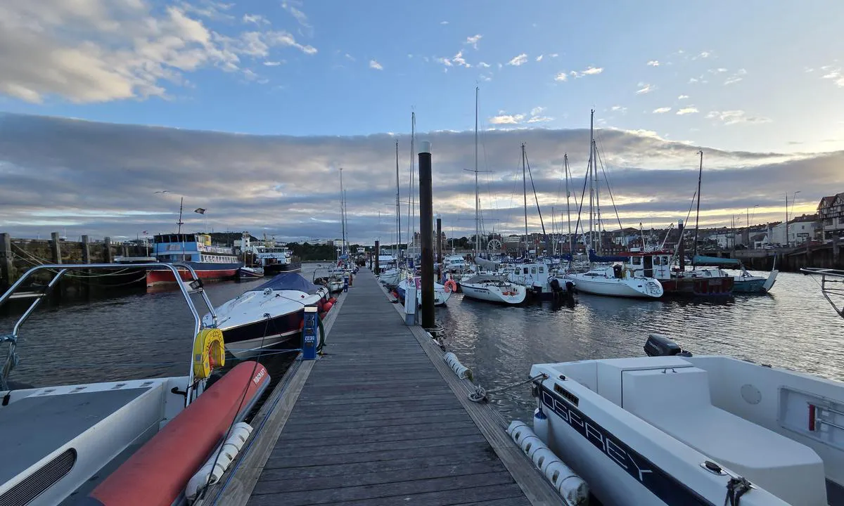 Scarborough Harbour - North Yorkshire: {"base": "no", "no": "Havneforholdene ee helt greie - husk, altid Harbourmaster p\u00e5 VHF 12 f\u00f8r du g\u00e5r inn i havna", "se": "Hamnf\u00f6rh\u00e5llandena \u00e4r helt bra - kom ih\u00e5g att alltid kalla p\u00e5 hamnm\u00e4staren p\u00e5 VHF 12 innan du g\u00e5r in i hamnen", "en": "The harbor conditions are quite good - remember, always contact the Harbourmaster on VHF 12 before entering the harbor.", "da": "Havneforholdene er helt i orden - husk, altid havnemester p\u00e5 VHF 12 f\u00f8r du sejler ind i havnen", "fr": "Les conditions portuaires sont tout \u00e0 fait correctes - n'oubliez pas, toujours contacter le ma\u00eetre de port sur VHF 12 avant d'entrer dans le port", "de": "Die Hafenbedingungen sind v\u00f6llig in Ordnung - denken Sie daran, immer den Hafenmeister auf VHF 12 zu kontaktieren, bevor Sie in den Hafen einlaufen.", "es": "Las condiciones del puerto son completamente buenas. Recuerde, siempre contacte al Harbourmaster en VHF 12 antes de ingresar al puerto.", "it": "Le condizioni del porto sono del tutto accettabili - ricorda, sempre il Capo del porto su VHF 12 prima di entrare nel porto", "pt": "As condi\u00e7\u00f5es do porto s\u00e3o totalmente boas - lembre-se, sempre contate o Capit\u00e3o do Porto no VHF 12 antes de entrar no porto", "nl": "De havenomstandigheden zijn prima - vergeet niet altijd de havemeester op VHF 12 te roepen voordat je de haven binnenvaart", "pl": "Warunki w porcie s\u0105 w porz\u0105dku - pami\u0119taj, zawsze kontaktuj si\u0119 z kapitanem portu na VHF 12 przed wp\u0142yni\u0119ciem do portu", "uk": "\u0423\u043c\u043e\u0432\u0438 \u0432 \u0433\u0430\u0432\u0430\u043d\u0456 \u0430\u0431\u0441\u043e\u043b\u044e\u0442\u043d\u043e \u043d\u043e\u0440\u043c\u0430\u043b\u044c\u043d\u0456 - \u043f\u0430\u043c'\u044f\u0442\u0430\u0439\u0442\u0435, \u0437\u0430\u0432\u0436\u0434\u0438 \u0437\u0432'\u044f\u0436\u0456\u0442\u044c\u0441\u044f \u0437 \u043d\u0430\u0447\u0430\u043b\u044c\u043d\u0438\u043a\u043e\u043c \u0433\u0430\u0432\u0430\u043d\u0456 \u043d\u0430 VHF 12 \u043f\u0435\u0440\u0435\u0434 \u0442\u0438\u043c, \u044f\u043a \u0437\u0430\u0439\u0442\u0438 \u0432 \u0433\u0430\u0432\u0430\u043d\u044c", "ro": "Condi\u021biile din port sunt complet corecte - nu uita, \u00eentotdeauna Harbourmaster pe VHF 12 \u00eenainte s\u0103 intri \u00een port", "tr": "Liman ko\u015fullar\u0131 tamamen uygun - unutmay\u0131n, limana girmeden \u00f6nce her zaman VHF 12 kanal\u0131ndan Harbourmaster ile ileti\u015fime ge\u00e7in", "el": "\u039f\u03b9 \u03c3\u03c5\u03bd\u03b8\u03ae\u03ba\u03b5\u03c2 \u03c3\u03c4\u03bf \u03bb\u03b9\u03bc\u03ac\u03bd\u03b9 \u03b5\u03af\u03bd\u03b1\u03b9 \u03b1\u03c0\u03bf\u03bb\u03cd\u03c4\u03c9\u03c2 \u03b5\u03bd\u03c4\u03ac\u03be\u03b5\u03b9 - \u03b8\u03c5\u03bc\u03ae\u03c3\u03bf\u03c5, \u03c0\u03ac\u03bd\u03c4\u03b1 \u03b5\u03c0\u03b9\u03ba\u03bf\u03b9\u03bd\u03ce\u03bd\u03b7\u03c3\u03b5 \u03bc\u03b5 \u03c4\u03bf\u03bd \u039b\u03b9\u03bc\u03b5\u03bd\u03ac\u03c1\u03c7\u03b7 \u03c3\u03c4\u03b7 VHF 12 \u03c0\u03c1\u03b9\u03bd \u03bc\u03c0\u03b5\u03b9\u03c2 \u03c3\u03c4\u03bf \u03bb\u03b9\u03bc\u03ac\u03bd\u03b9.", "cs": "Podm\u00ednky v p\u0159\u00edstavu jsou zcela v po\u0159\u00e1dku - nezapome\u0148te v\u017edy kontaktovat p\u0159\u00edstavn\u00edho spr\u00e1vce na VHF 12 p\u0159ed vstupem do p\u0159\u00edstavu", "hu": "A kik\u00f6t\u0151i viszonyok teljesen rendben vannak - ne feledd, mindig h\u00edvjad a Kik\u00f6t\u0151mestert a VHF 12 csatorn\u00e1n, miel\u0151tt behaj\u00f3zn\u00e1d a kik\u00f6t\u0151be.", "fi": "Satamaolosuhteet ovat t\u00e4ysin hyv\u00e4t - muista, aina Harbourmaster VHF 12 ennen kuin menet satamaan", "bg": "\u0425\u0430\u0440\u0431\u043e\u0440\u043d\u0438\u0442\u0435 \u0443\u0441\u043b\u043e\u0432\u0438\u044f \u0441\u0430 \u043d\u0430\u043f\u044a\u043b\u043d\u043e \u043f\u0440\u0438\u0435\u043c\u043b\u0438\u0432\u0438 - \u043d\u0435 \u0437\u0430\u0431\u0440\u0430\u0432\u044f\u0439\u0442\u0435, \u0432\u0438\u043d\u0430\u0433\u0438 \u0441\u0435 \u0441\u0432\u044a\u0440\u0437\u0432\u0430\u0439\u0442\u0435 \u0441 \u043f\u0440\u0438\u0441\u0442\u0430\u043d\u0438\u0449\u043d\u0438\u044f \u043d\u0430\u0434\u0437\u043e\u0440 \u043d\u0430 VHF 12 \u043f\u0440\u0435\u0434\u0438 \u0434\u0430 \u0432\u043b\u0435\u0437\u0435\u0442\u0435 \u0432 \u043f\u0440\u0438\u0441\u0442\u0430\u043d\u0438\u0449\u0435\u0442\u043e", "sr": "Lu\u010dki uslovi su potpuno u redu - zapamtite, uvek kontaktirajte lu\u010dkog kapetana na VHF 12 pre ulaska u luku", "et": "Sadama tingimused on t\u00e4iesti korras - pea meeles, alati Harbourmaster kanalil VHF 12 enne sadamasse sisenemist", "lv": "Ostas apst\u0101k\u013ci ir piln\u012bgi labi - atcerieties, vienm\u0113r sazinieties ar ostas p\u0101rvaldnieku pa VHF 12, pirms ieejat ost\u0101", "lt": "Uosto s\u0105lygos visi\u0161kai patenkinamos - atminkite, visada kreipkit\u0117s \u012f uosto kapitona VHF 12 prie\u0161 \u012fplaukiant \u012f uost\u0105"}