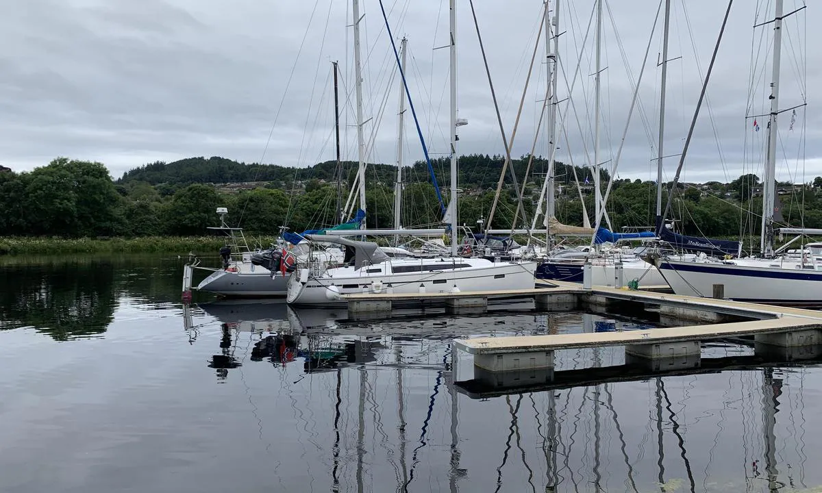 Seaport Marina - Inverness: {"base": "no", "no": "Gjestebryggen.", "se": "G\u00e4stbryggan.", "en": "Guest quay.", "da": "G\u00e6stebroen.", "fr": "La jet\u00e9e pour visiteurs.", "de": "G\u00e4stepier.", "es": "Muelle para visitantes.", "it": "Banchina per ospiti.", "pt": "Pont\u00e3o para visitantes.", "nl": "Gastensteiger.", "pl": "Pomost dla go\u015bci.", "uk": "\u0413\u043e\u0441\u0442\u044c\u043e\u0432\u0438\u0439 \u043f\u0440\u0438\u0447\u0430\u043b.", "ro": "Cheiul pentru oaspe\u021bi.", "tr": "Misafir \u0130skele.", "el": "\u0397 \u03c0\u03c1\u03bf\u03b2\u03bb\u03ae\u03c4\u03b1 \u03b5\u03c0\u03b9\u03c3\u03ba\u03b5\u03c0\u03c4\u03ce\u03bd.", "cs": "Hostuj\u00edc\u00ed molo.", "hu": "Vend\u00e9gm\u00f3l\u00f3.", "fi": "Vieraslaituri.", "bg": "\u0413\u043e\u0441\u0442\u0443\u0432\u0430\u0449 \u043f\u0440\u0438\u0441\u0442\u0430\u043d.", "sr": "\u041f\u0440\u0438\u0441\u0442\u0430\u043d \u0437\u0430 \u0433\u043e\u0441\u0442\u0435.", "et": "K\u00fclaliskai.", "lv": "Viesu piest\u0101tne.", "lt": "Sve\u010diai prieplauka."}