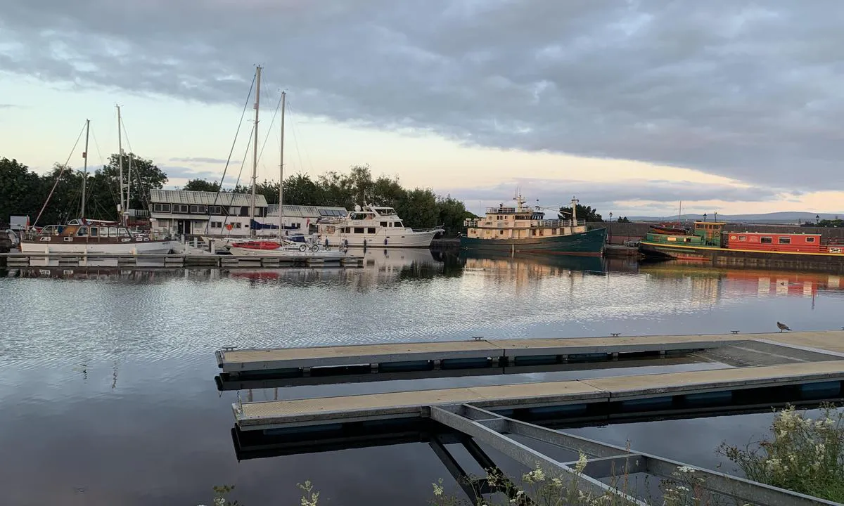 Seaport Marina - Inverness: {"base": "no", "no": "Servicebygget", "se": "Servicebyggnaden", "en": "The service building", "da": "Servicebygningen", "fr": "Le b\u00e2timent de services", "de": "Das Servicegeb\u00e4ude", "es": "El edificio de servicios", "it": "Edificio dei servizi", "pt": "O Edif\u00edcio de Servi\u00e7os", "nl": "Het servicegebouw", "pl": "Budynek us\u0142ugowy", "uk": "\u0411\u0443\u0434\u0456\u0432\u043b\u044f \u0441\u0435\u0440\u0432\u0456\u0441\u0443", "ro": "Cl\u0103direa de servicii", "tr": "Hizmet binas\u0131", "el": "\u039a\u03c4\u03af\u03c1\u03b9\u03bf \u03c5\u03c0\u03b7\u03c1\u03b5\u03c3\u03b9\u03ce\u03bd", "cs": "Slu\u017eebn\u00ed budova", "hu": "Szolg\u00e1ltat\u00e1si \u00e9p\u00fclet", "fi": "Palvelurakennus", "bg": "\u0421\u0435\u0440\u0432\u0438\u0437\u043d\u0430 \u0441\u0433\u0440\u0430\u0434\u0430", "sr": "\u0421\u0435\u0440\u0432\u0438\u0441\u043d\u0430 \u0437\u0433\u0440\u0430\u0434\u0430", "et": "Teenindushoone", "lv": "Servisa \u0113ka", "lt": "Paslaug\u0173 pastatas"}