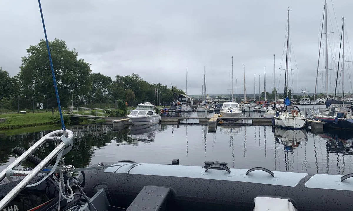 Seaport Marina - Inverness: {"base": "no", "no": "Servicebygget til venstre.", "se": "Servicebyggnaden till v\u00e4nster.", "en": "Service building to the left.", "da": "Servicebygningen til venstre.", "fr": "Le b\u00e2timent de service \u00e0 gauche.", "de": "Das Servicegeb\u00e4ude auf der linken Seite.", "es": "El edificio de servicios a la izquierda.", "it": "Edificio dei servizi a sinistra.", "pt": "O edif\u00edcio de servi\u00e7os \u00e0 esquerda.", "nl": "Het dienstgebouw aan de linkerkant.", "pl": "Budynek us\u0142ugowy po lewej stronie.", "uk": "\u0411\u0443\u0434\u0456\u0432\u043b\u044f \u0441\u0435\u0440\u0432\u0456\u0441\u0443 \u043b\u0456\u0432\u043e\u0440\u0443\u0447.", "ro": "Cl\u0103direa de servicii se afl\u0103 \u00een st\u00e2nga.", "tr": "Hizmet binas\u0131 solda.", "el": "\u03a4\u03bf \u03ba\u03c4\u03af\u03c1\u03b9\u03bf \u03c5\u03c0\u03b7\u03c1\u03b5\u03c3\u03b9\u03ce\u03bd \u03c3\u03c4\u03b1 \u03b1\u03c1\u03b9\u03c3\u03c4\u03b5\u03c1\u03ac.", "cs": "Budova slu\u017eeb vlevo.", "hu": "A szolg\u00e1ltat\u00f3 \u00e9p\u00fclet balra.", "fi": "Palvelurakennus vasemmalla.", "bg": "\u0421\u0433\u0440\u0430\u0434\u0430\u0442\u0430 \u0437\u0430 \u043e\u0431\u0441\u043b\u0443\u0436\u0432\u0430\u043d\u0435 \u043d\u0430\u043b\u044f\u0432\u043e.", "sr": "\u0417\u0433\u0440\u0430\u0434\u0430 \u0437\u0430 \u0443\u0441\u043b\u0443\u0433\u0435 \u0441\u0430 \u043b\u0435\u0432\u0435 \u0441\u0442\u0440\u0430\u043d\u0435.", "et": "Teenindushoone vasakul pool.", "lv": "Servisa \u0113ka pa kreisi.", "lt": "Paslaug\u0173 pastatas kair\u0117je."}