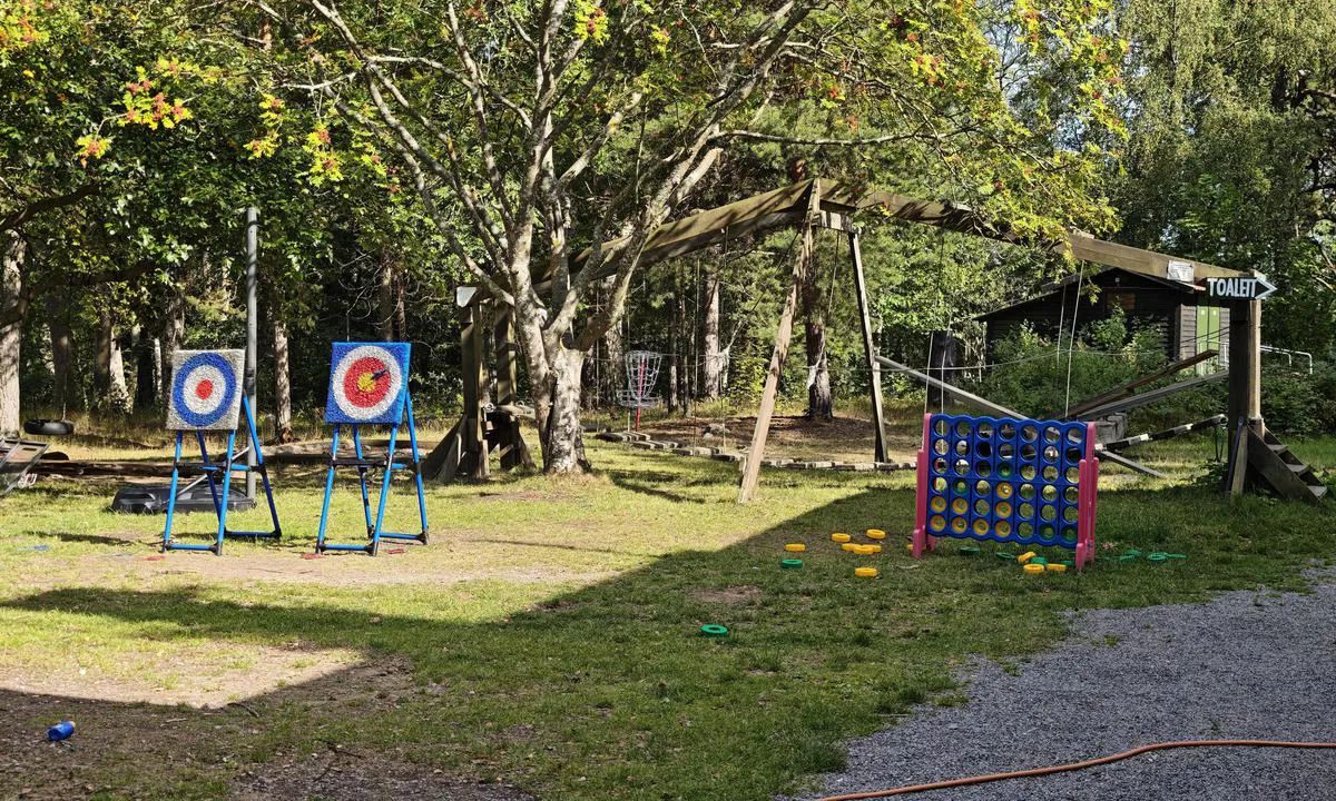 Segelsällskapet Brunnsvikens klubbholme Getfoten: {"base": "se", "no": "Lekeplass for sm\u00e5 og store barn", "se": "Lekplats f\u00f6r sm\u00e5 och stora barn", "en": "Playground for small and large children", "da": "Legeplads for sm\u00e5 og store b\u00f8rn", "fr": "Aire de jeux pour petits et grands enfants", "de": "Spielplatz f\u00fcr kleine und gro\u00dfe Kinder", "es": "\u00c1rea de juegos para ni\u00f1os peque\u00f1os y mayores", "it": "Parco giochi per bambini piccoli e grandi", "pt": "Parque infantil para crian\u00e7as pequenas e grandes", "nl": "Speeltuin voor kleine en grote kinderen", "pl": "Plac zabaw dla ma\u0142ych i du\u017cych dzieci", "uk": "\u041c\u0430\u0439\u0434\u0430\u043d\u0447\u0438\u043a \u0434\u043b\u044f \u043c\u0430\u043b\u0435\u043d\u044c\u043a\u0438\u0445 \u0456 \u0432\u0435\u043b\u0438\u043a\u0438\u0445 \u0434\u0456\u0442\u0435\u0439", "ro": "Loc de joac\u0103 pentru copii mici \u0219i mari", "tr": "K\u00fc\u00e7\u00fck ve b\u00fcy\u00fck \u00e7ocuklar i\u00e7in oyun alan\u0131", "el": "\u03a0\u03b1\u03b9\u03b4\u03b9\u03ba\u03ae \u03c7\u03b1\u03c1\u03ac \u03b3\u03b9\u03b1 \u03bc\u03b9\u03ba\u03c1\u03ac \u03ba\u03b1\u03b9 \u03bc\u03b5\u03b3\u03ac\u03bb\u03b1 \u03c0\u03b1\u03b9\u03b4\u03b9\u03ac", "cs": "H\u0159i\u0161t\u011b pro mal\u00e9 i velk\u00e9 d\u011bti", "hu": "J\u00e1tsz\u00f3t\u00e9r kicsiknek \u00e9s nagyoknak", "fi": "Leikkipaikka pienille ja isoille lapsille", "bg": "\u0414\u0435\u0442\u0441\u043a\u0430 \u043f\u043b\u043e\u0449\u0430\u0434\u043a\u0430 \u0437\u0430 \u043c\u0430\u043b\u043a\u0438 \u0438 \u0433\u043e\u043b\u0435\u043c\u0438 \u0434\u0435\u0446\u0430", "sr": "Igrali\u0161te za malu i veliku decu", "et": "M\u00e4nguv\u00e4ljak v\u00e4ikestele ja suurtele lastele", "lv": "B\u0113rnu rota\u013cu laukums maziem un lieliem", "lt": "\u017daidim\u0173 aik\u0161tel\u0117 ma\u017eiems ir dideliems vaikams"}
