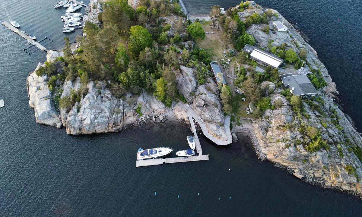 Bryggene på sydsiden av Seilerholmen. Longside fortøying på innsiden av bryggene. På utsiden gjør du fast med bøye og går rett på brygga. Servicehus rett opp til høyre for bryggene.