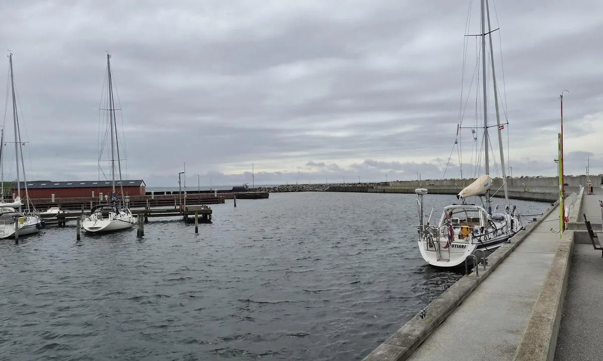 Sejerø Havn: {"base": "no", "no": "Lang kai innenfor solid molo.", "se": "L\u00e5ng kaj innanf\u00f6r stabil v\u00e5gbrytare.", "en": "Long quay inside a solid breakwater.", "da": "Lang kaj inden for solid mole.", "fr": "Quai long \u00e0 l'int\u00e9rieur d'une jet\u00e9e solide.", "de": "Lange Mole innerhalb einer soliden Mole.", "es": "Muelle largo dentro de un rompeolas s\u00f3lido.", "it": "Lunga banchina all'interno del solido molo.", "pt": "Cais longo dentro do quebra-mar s\u00f3lido.", "nl": "Lange kade binnen een stevige pier.", "pl": "D\u0142ugi kei wewn\u0105trz solidnego falochronu.", "uk": "\u0414\u043e\u0432\u0433\u0438\u0439 \u043f\u0440\u0438\u0447\u0430\u043b \u0432\u0441\u0435\u0440\u0435\u0434\u0438\u043d\u0456 \u043c\u0456\u0446\u043d\u043e\u0433\u043e \u043c\u043e\u043b\u0443.", "ro": "Chei lungi \u00een spatele unui dig solid.", "tr": "Sa\u011flam bir dalgak\u0131ran\u0131n i\u00e7inde uzun bir iskele.", "el": "\u039c\u03b1\u03ba\u03c1\u03b9\u03ac \u03b1\u03c0\u03bf\u03b2\u03ac\u03b8\u03c1\u03b1 \u03bc\u03ad\u03c3\u03b1 \u03b1\u03c0\u03cc \u03b3\u03b5\u03c1\u03ae \u03c4\u03c3\u03b9\u03bc\u03b5\u03bd\u03c4\u03ad\u03bd\u03b9\u03b1 \u03c0\u03c1\u03bf\u03b2\u03bb\u03ae\u03c4\u03b1.", "cs": "Dlouh\u00e9 molo uvnit\u0159 pevn\u00e9ho vlnolamu.", "hu": "Hossz\u00fa m\u00f3l\u00f3 szil\u00e1rd g\u00e1ttal v\u00e9dve.", "fi": "Pitk\u00e4 laituri vankan aallonmurtajan sis\u00e4ll\u00e4.", "bg": "\u0414\u044a\u043b\u044a\u0433 \u043a\u0435\u0439 \u0437\u0430\u0434 \u0441\u043e\u043b\u0438\u0434\u043d\u043e \u0437\u0430\u0449\u0438\u0442\u043d\u043e \u0441\u044a\u043e\u0440\u044a\u0436\u0435\u043d\u0438\u0435.", "sr": "Duga obala unutar \u010dvrstog lukobrana.", "et": "Pikk kai kindla muuli sees.", "lv": "Gar\u0161 mols aiz stipra buru aizsega.", "lt": "Ilgas prieplauka u\u017e stiprios molos."}