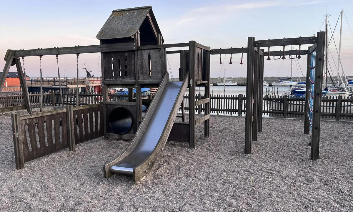 Sejerø Havn: {"base": "nl", "no": "Barne lekeplass", "se": "Barnens lekplats", "en": "Children's playground", "da": "Legeplads til b\u00f8rn", "fr": "aire de jeux pour enfants", "de": "Kinderspielplatz", "es": "Parque infantil", "it": "Parco giochi per bambini", "pt": "Parque infantil}", "nl": "Kinder speeltuinl", "pl": "Plac zabaw dla dzieci", "uk": "\u0414\u0438\u0442\u044f\u0447\u0438\u0439 \u043c\u0430\u0439\u0434\u0430\u043d\u0447\u0438\u043a", "ro": "Loc de joac\u0103 pentru copii", "tr": "\u00c7ocuk oyun alan\u0131", "el": "\u03a0\u03b1\u03b9\u03b4\u03b9\u03ba\u03ae \u03c7\u03b1\u03c1\u03ac", "cs": "D\u011btsk\u00e9 h\u0159i\u0161t\u011b", "hu": "J\u00e1tsz\u00f3t\u00e9r gyerekeknek", "fi": "Lasten leikkikentt\u00e4", "bg": "\u0414\u0435\u0442\u0441\u043a\u0430 \u043f\u043b\u043e\u0449\u0430\u0434\u043a\u0430", "sr": "De\u010dije igrali\u0161te", "et": "Laste m\u00e4nguv\u00e4ljak", "lv": "B\u0113rnu rota\u013cu laukums", "lt": "Vaik\u0173 \u017eaidim\u0173 aik\u0161tel\u0117"}