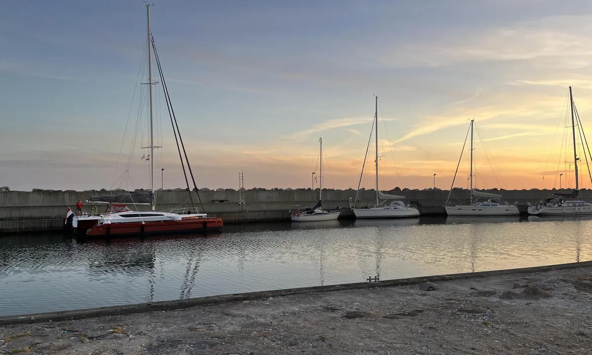 Sejerø Havn: {"base": "nl", "no": "Mange muligheter for \u00e5 legge til ved brygge.", "se": "M\u00e5nga m\u00f6jligheter att f\u00f6rt\u00f6ja l\u00e4ngs kajen.", "en": "Many possibilities to moor along the quay.", "da": "Mange muligheder for at l\u00e6gge til kaj.", "fr": "De nombreuses possibilit\u00e9s d'amarrer le long du quai.", "de": "Viele M\u00f6glichkeiten, l\u00e4ngsseits anzulegen.", "es": "Muchas posibilidades de atracar a lo largo de la orilla.", "it": "Molte possibilit\u00e0 di ormeggiare lungo la banchina.", "pt": "Muitas possibilidades para atracar ao lado do cais.", "nl": "Veel mogelijkheden om langs wal aan te meren.", "pl": "Wiele mo\u017cliwo\u015bci cumowania przy brzegu.", "uk": "\u0411\u0430\u0433\u0430\u0442\u043e \u043c\u043e\u0436\u043b\u0438\u0432\u043e\u0441\u0442\u0435\u0439 \u043f\u0440\u0438\u0448\u0432\u0430\u0440\u0442\u0443\u0432\u0430\u0442\u0438\u0441\u044f \u0432\u0437\u0434\u043e\u0432\u0436 \u043d\u0430\u0431\u0435\u0440\u0435\u0436\u043d\u043e\u0457.", "ro": "Multe posibilit\u0103\u021bi de a acosta la chei.", "tr": "K\u0131y\u0131ya yana\u015fmak i\u00e7in bir\u00e7ok olanak mevcut.", "el": "\u03a0\u03bf\u03bb\u03bb\u03ad\u03c2 \u03b4\u03c5\u03bd\u03b1\u03c4\u03cc\u03c4\u03b7\u03c4\u03b5\u03c2 \u03c0\u03c1\u03cc\u03c3\u03b4\u03b5\u03c3\u03b7\u03c2 \u03ba\u03b1\u03c4\u03ac \u03bc\u03ae\u03ba\u03bf\u03c2 \u03c4\u03b7\u03c2 \u03c0\u03c1\u03bf\u03ba\u03c5\u03bc\u03b1\u03af\u03b1\u03c2.", "cs": "Mnoho mo\u017enost\u00ed k p\u0159ist\u00e1n\u00ed u b\u0159ehu.", "hu": "Sz\u00e1mos lehet\u0151s\u00e9g van a parthoz val\u00f3 kik\u00f6t\u00e9sre.", "fi": "Monia mahdollisuuksia kiinnitty\u00e4 rannalle.", "bg": "\u041c\u043d\u043e\u0433\u043e \u0432\u044a\u0437\u043c\u043e\u0436\u043d\u043e\u0441\u0442\u0438 \u0437\u0430 \u0430\u043a\u043e\u0441\u0442\u0438\u0440\u0430\u043d\u0435 \u043f\u043e \u0431\u0440\u0435\u0433\u0430.", "sr": "\u041c\u043d\u043e\u0433\u043e \u043c\u043e\u0433\u0443\u045b\u043d\u043e\u0441\u0442\u0438 \u0437\u0430 \u043f\u0440\u0438\u0441\u0442\u0430\u043d\u0430\u043a \u0443\u0437 \u043e\u0431\u0430\u043b\u0443.", "et": "Palju v\u00f5imalusi kai \u00e4\u00e4rde sildumiseks.", "lv": "Daudz iesp\u0113ju pietauvoties pie krasta.", "lt": "Daug galimybi\u0173 pri\u0161vartuoti prie krantin\u0117s."}