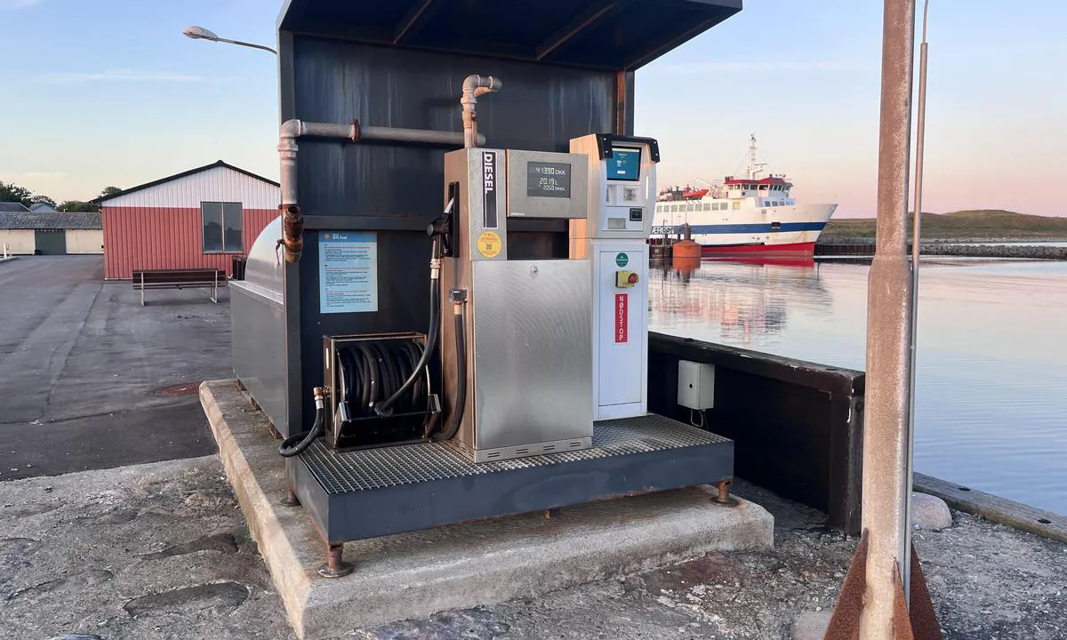 Sejerø Havn: {"base": "nl", "no": "Diesel tilgjengelig med automat for innkreving", "se": "Diesel tillg\u00e4nglig med automat f\u00f6r betalning", "en": "Diesel available with automat for collection", "da": "Diesel tilg\u00e6ngelig med automat til betaling", "fr": "Diesel disponible avec distributeur automatique pour encaissement", "de": "Diesel verf\u00fcgbar mit Automat f\u00fcr Abrechnung", "es": "Diesel disponible con m\u00e1quina autom\u00e1tica para cobro", "it": "Diesel disponibile con distributore automatico per il pagamento", "pt": "Diesel dispon\u00edvel com m\u00e1quina autom\u00e1tica para cobran\u00e7a", "nl": "Diesel beschikbaar met automaat voor incasso", "pl": "Diesel dost\u0119pny z automatem do inkasowania", "uk": "\u0414\u0438\u0437\u0435\u043b\u044c \u0434\u043e\u0441\u0442\u0443\u043f\u043d\u0438\u0439 \u0437 \u0430\u0432\u0442\u043e\u043c\u0430\u0442\u043e\u043c \u0434\u043b\u044f \u0456\u043d\u043a\u0430\u0441\u0430\u0446\u0456\u0457", "ro": "Motorin\u0103 disponibil\u0103 cu automat pentru \u00eencasare", "tr": "Dizel, \u00f6demeler i\u00e7in otomatik makine ile mevcuttur", "el": "\u03a0\u03b5\u03c4\u03c1\u03ad\u03bb\u03b1\u03b9\u03bf \u03b4\u03b9\u03b1\u03b8\u03ad\u03c3\u03b9\u03bc\u03bf \u03bc\u03b5 \u03b1\u03c5\u03c4\u03cc\u03bc\u03b1\u03c4\u03bf \u03bc\u03b7\u03c7\u03ac\u03bd\u03b7\u03bc\u03b1 \u03b3\u03b9\u03b1 \u03c4\u03b7\u03bd \u03c0\u03bb\u03b7\u03c1\u03c9\u03bc\u03ae", "cs": "Diesel k dispozici s automatem pro inkaso", "hu": "G\u00e1zolaj automata fizet\u0151rendszerrel el\u00e9rhet\u0151", "fi": "Diesel saatavilla automaatilla maksua varten", "bg": "\u0414\u0438\u0437\u0435\u043b\u044a\u0442 \u0435 \u043d\u0430\u043b\u0438\u0447\u0435\u043d \u0441 \u0430\u0432\u0442\u043e\u043c\u0430\u0442 \u0437\u0430 \u043f\u043b\u0430\u0449\u0430\u043d\u0435", "sr": "\u0414\u0438\u0437\u0435\u043b \u0434\u043e\u0441\u0442\u0443\u043f\u0430\u043d \u0441\u0430 \u0430\u0443\u0442\u043e\u043c\u0430\u0442\u043e\u043c \u0437\u0430 \u043d\u0430\u043f\u043b\u0430\u0442\u0443", "et": "Diiselmootorid on saadaval arveldamiseks automaadiga", "lv": "D\u012bze\u013cdegviela pieejama ar autom\u0101tu maks\u0101jumiem", "lt": "Dyzelinas prieinamas su automatiniu atsiskaitymu"}
