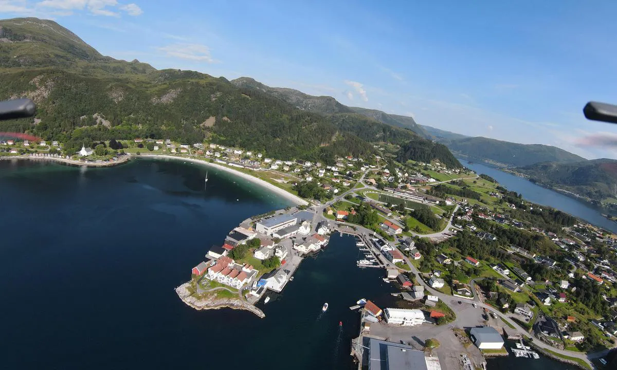 Seljevågen Gjestehamn: {"base": "en", "no": "Selje, hyggelig by med alle fasiliteter.", "se": "Selje trevlig stad med alla faciliteter.", "en": "Selje nice town with all facilities.", "da": "Selje dejlig by med alle faciliteter.", "fr": "Selje, jolie ville avec toutes les commodit\u00e9s.", "de": "Selje, eine sch\u00f6ne Stadt mit allen Einrichtungen.", "es": "Selje es una bonita ciudad con todas las instalaciones.", "it": "Selje bella citt\u00e0 con tutte le strutture.", "pt": "Selje \u00e9 uma cidade agrad\u00e1vel com todas as facilidades.", "nl": "Selje leuke stad met alle voorzieningen.", "pl": "Selje, mi\u0142e miasteczko z wszystkimi udogodnieniami.", "uk": "\u0421\u0435\u043b\u044c\u0454 - \u0433\u0430\u0440\u043d\u0435 \u043c\u0456\u0441\u0442\u0435\u0447\u043a\u043e \u0437 \u0443\u0441\u0456\u043c\u0430 \u0437\u0440\u0443\u0447\u043d\u043e\u0441\u0442\u044f\u043c\u0438.", "ro": "Selje, un ora\u0219 frumos cu toate facilit\u0103\u021bile.", "tr": "Selje, t\u00fcm olanaklara sahip g\u00fczel bir kasaba.", "el": "\u0397 \u03c0\u03cc\u03bb\u03b7 Selje \u03b4\u03b9\u03b1\u03b8\u03ad\u03c4\u03b5\u03b9 \u03cc\u03bb\u03b5\u03c2 \u03c4\u03b9\u03c2 \u03b1\u03bd\u03ad\u03c3\u03b5\u03b9\u03c2.", "cs": "Selje je hezk\u00e9 m\u011bsto se v\u0161emi za\u0159\u00edzen\u00edmi.", "hu": "Selje sz\u00e9p v\u00e1ros minden l\u00e9tes\u00edtm\u00e9nnyel.", "fi": "Selje mukava kaupunki, jossa on kaikki palvelut.", "bg": "\u0421\u0435\u043b\u0439\u0435 \u0435 \u043f\u0440\u0438\u044f\u0442\u0435\u043d \u0433\u0440\u0430\u0434 \u0441 \u0432\u0441\u0438\u0447\u043a\u0438 \u0443\u0434\u043e\u0431\u0441\u0442\u0432\u0430.", "sr": "Selje je lep grad sa svim pogodnostima.", "et": "Selje on kena linn, kus on k\u00f5ik mugavused.", "lv": "Selje jauka pils\u0113ta ar vis\u0101m iesp\u0113j\u0101m.", "lt": "Selje - gra\u017eus miestelis su visomis patogumais."}